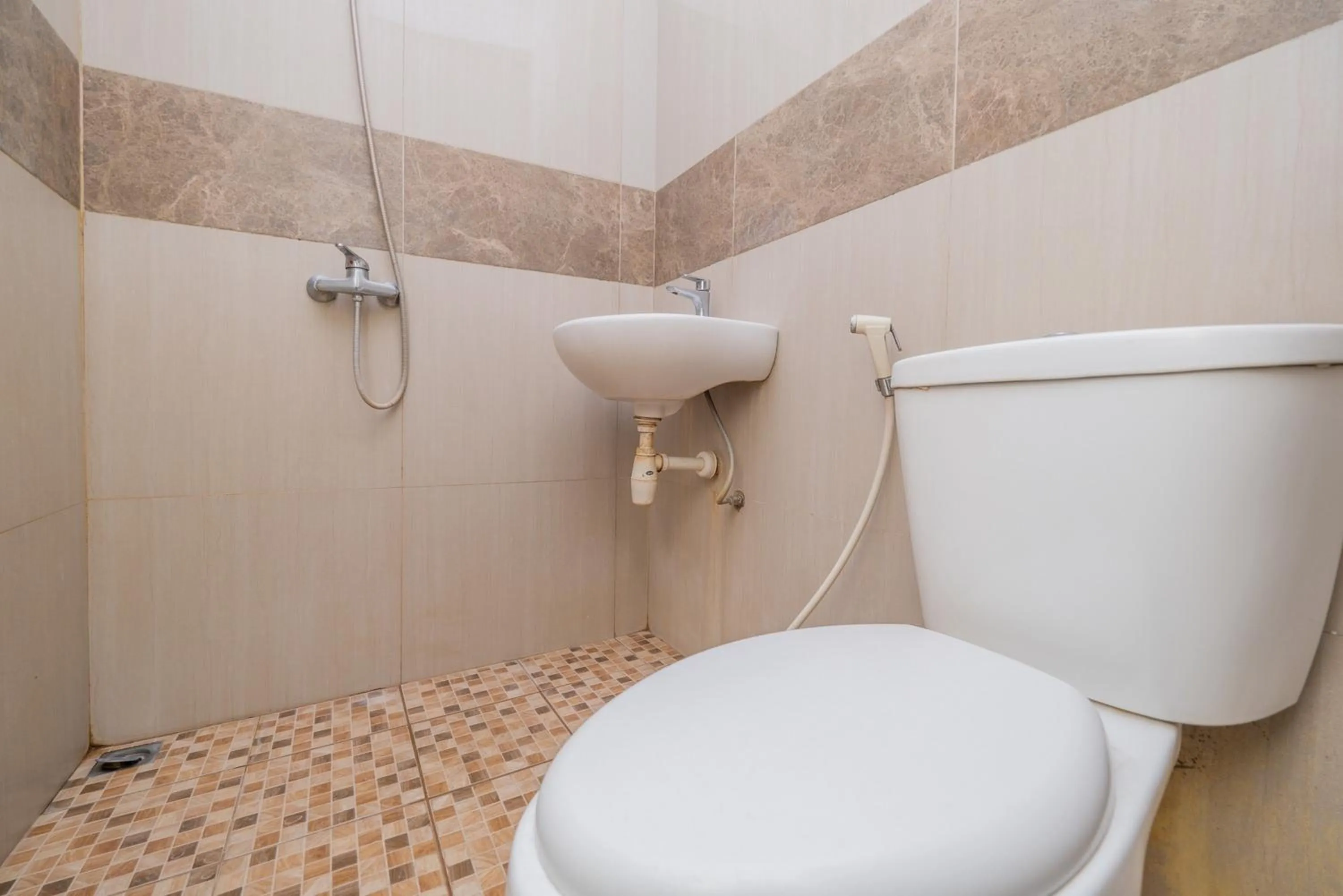 Shower in RedDoorz near Surabaya Town Square