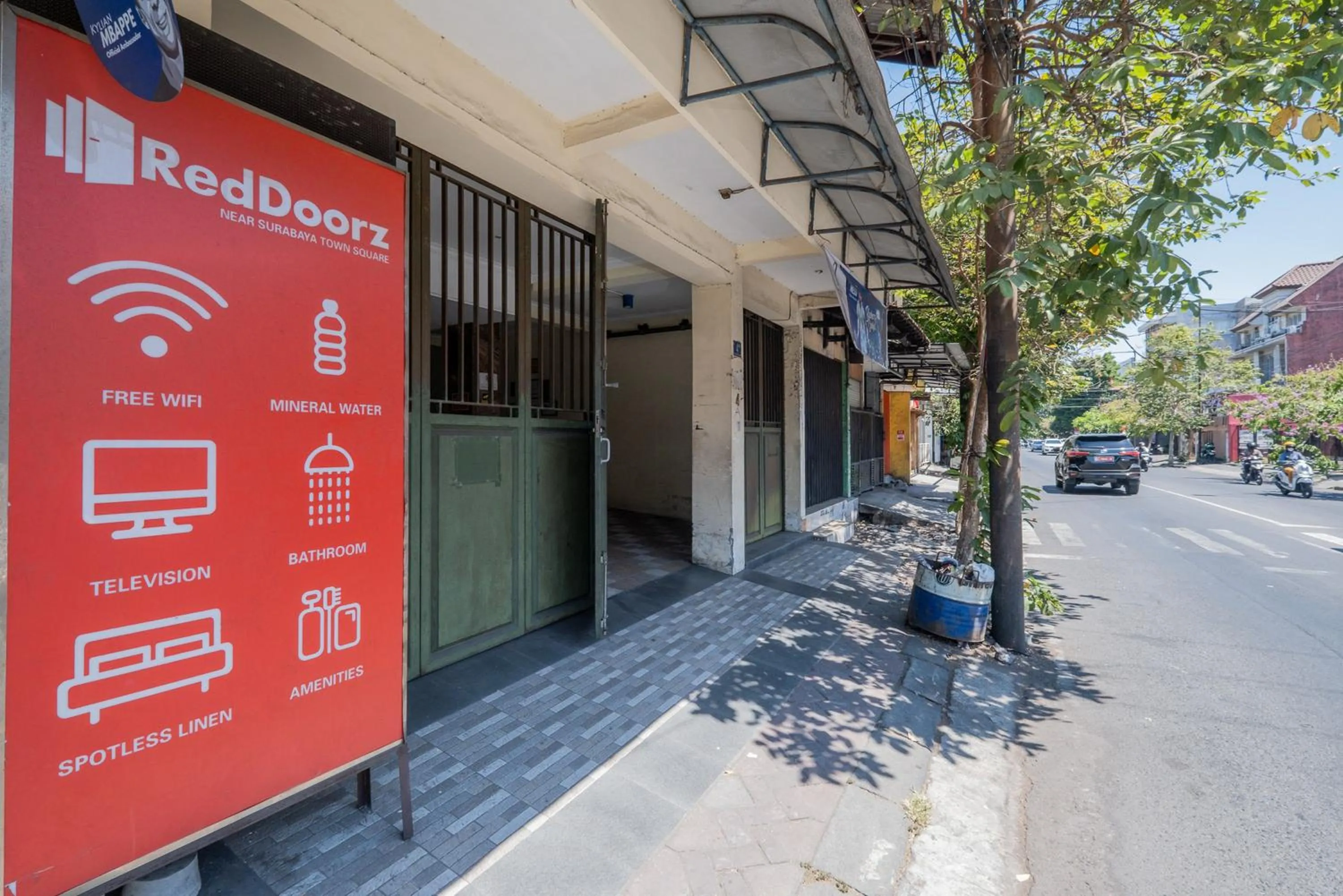 Property building in RedDoorz near Surabaya Town Square