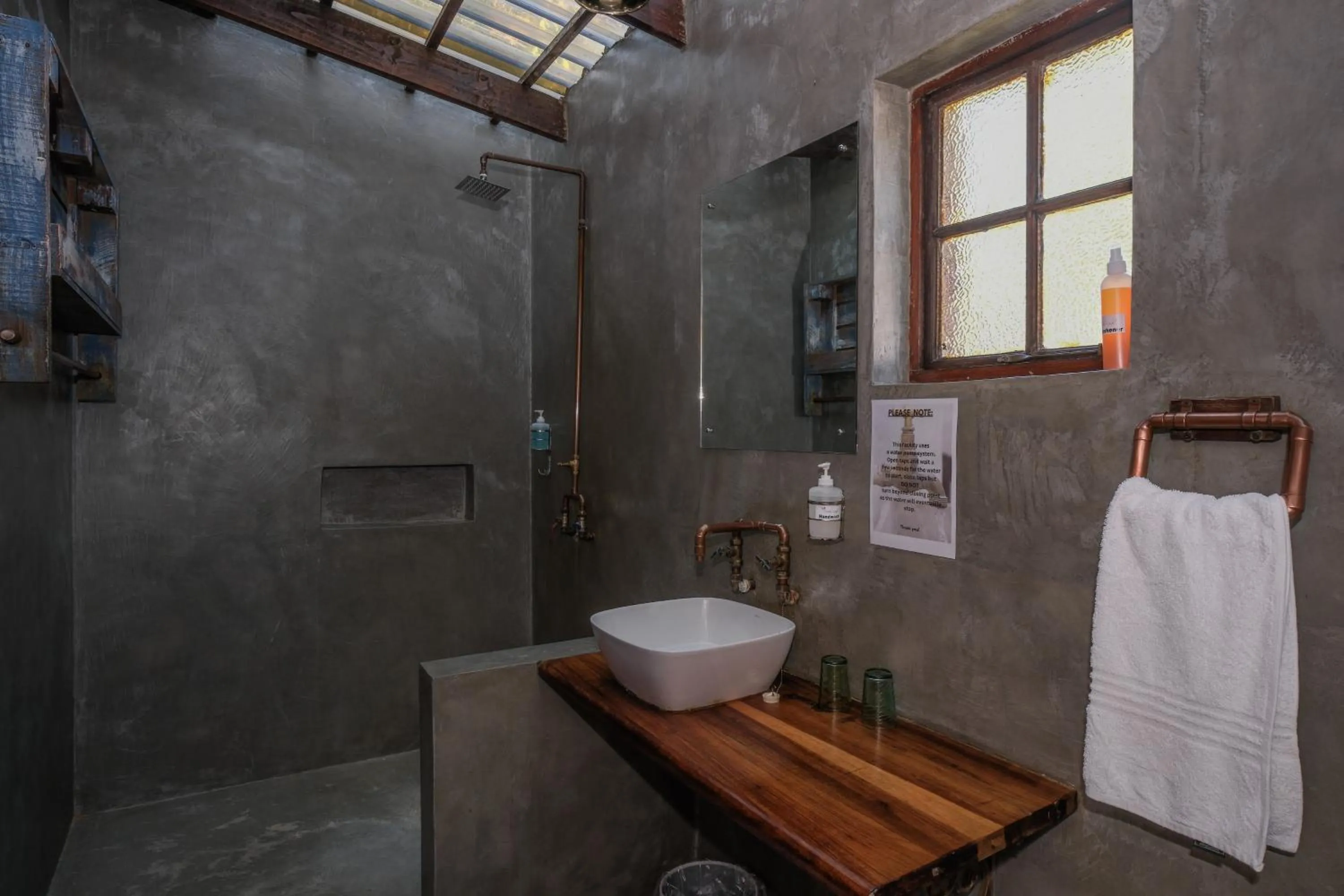 Shower in Marlin Lodge St Lucia