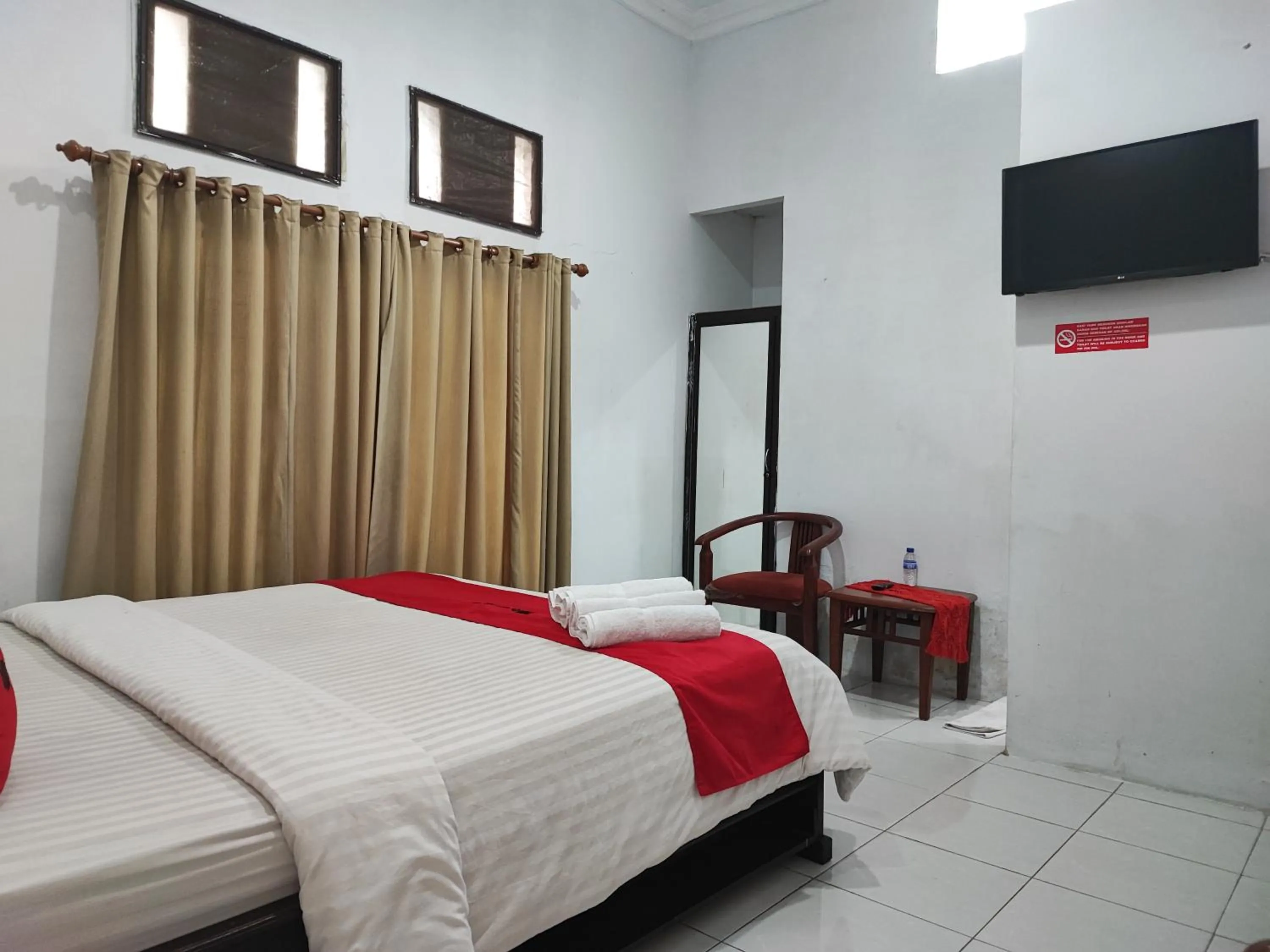 Bedroom, Bed in RedDoorz Syariah near Universitas Batanghari Jambi
