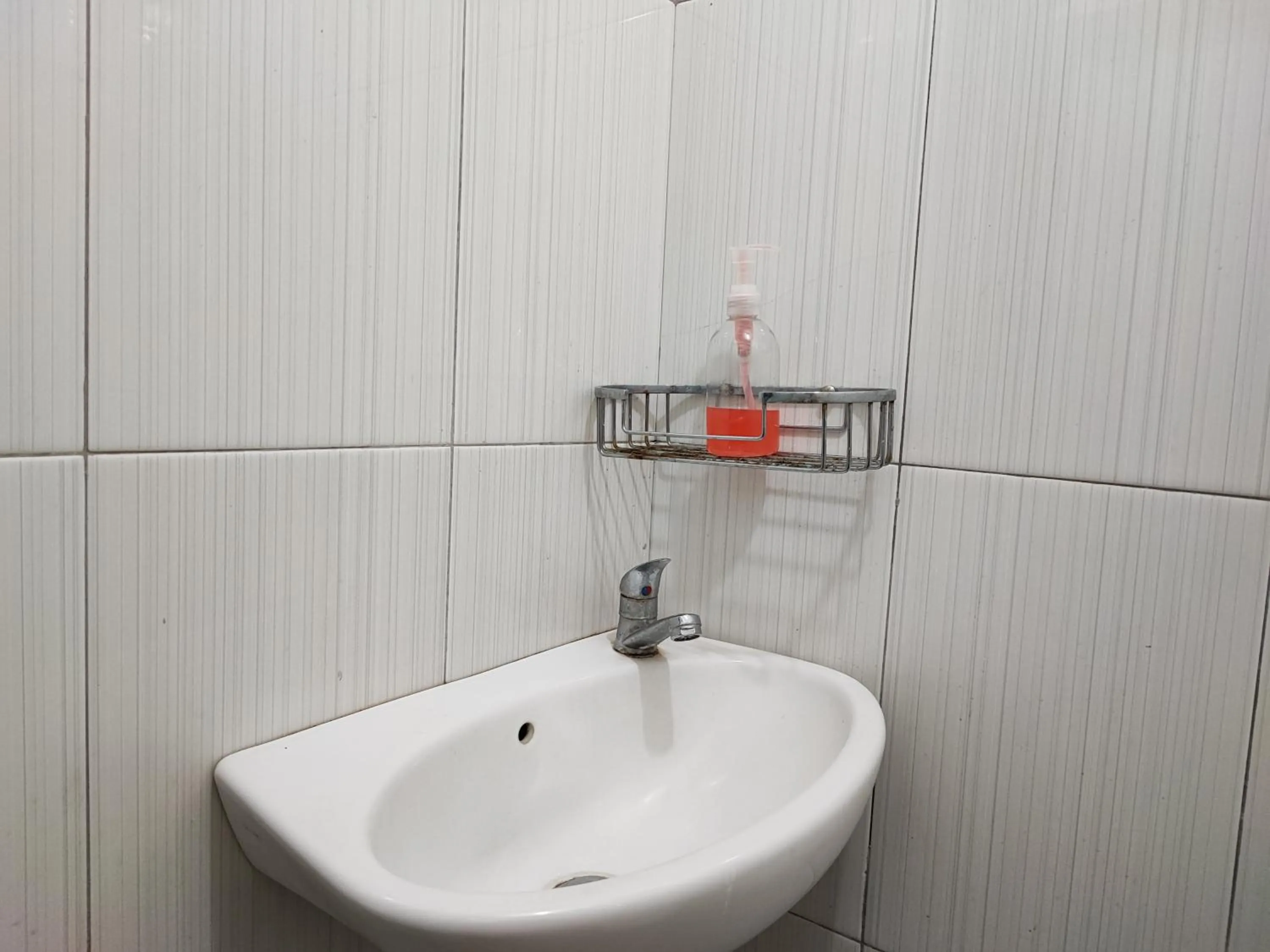 Bathroom in RedDoorz Syariah near Universitas Batanghari Jambi