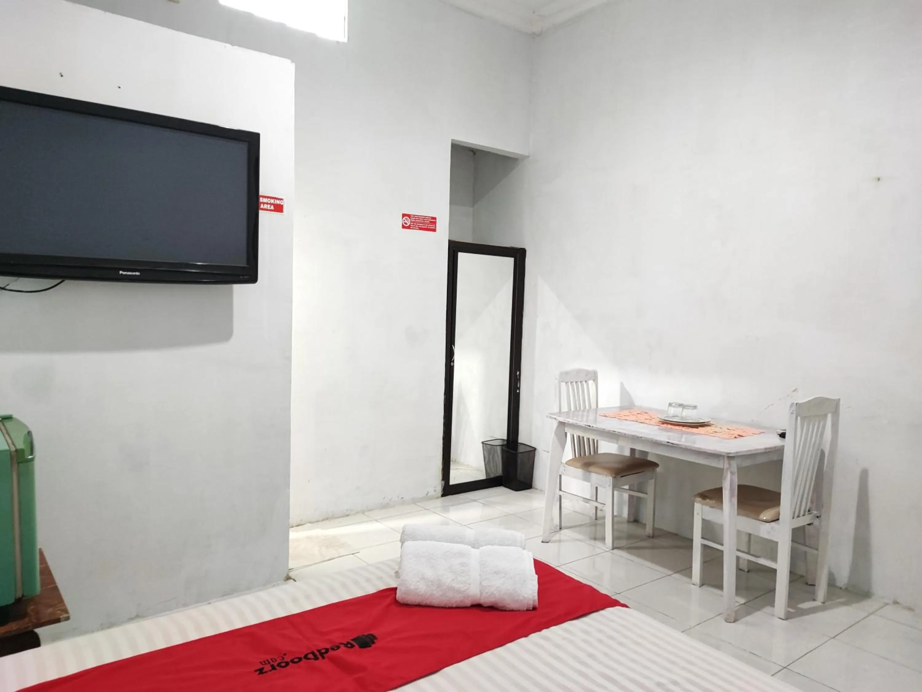 Bedroom in RedDoorz Syariah near Universitas Batanghari Jambi