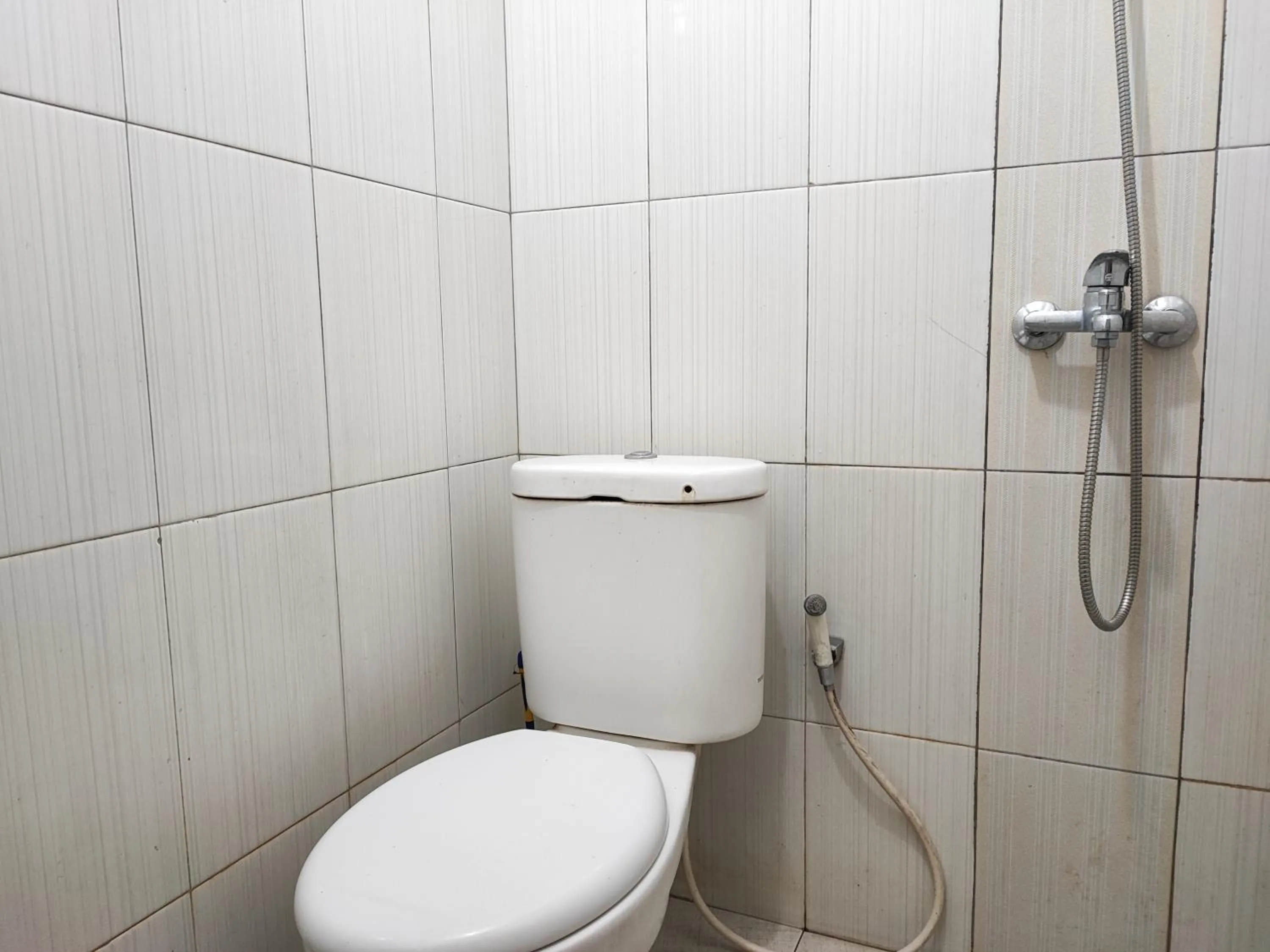 Bathroom in RedDoorz Syariah near Universitas Batanghari Jambi