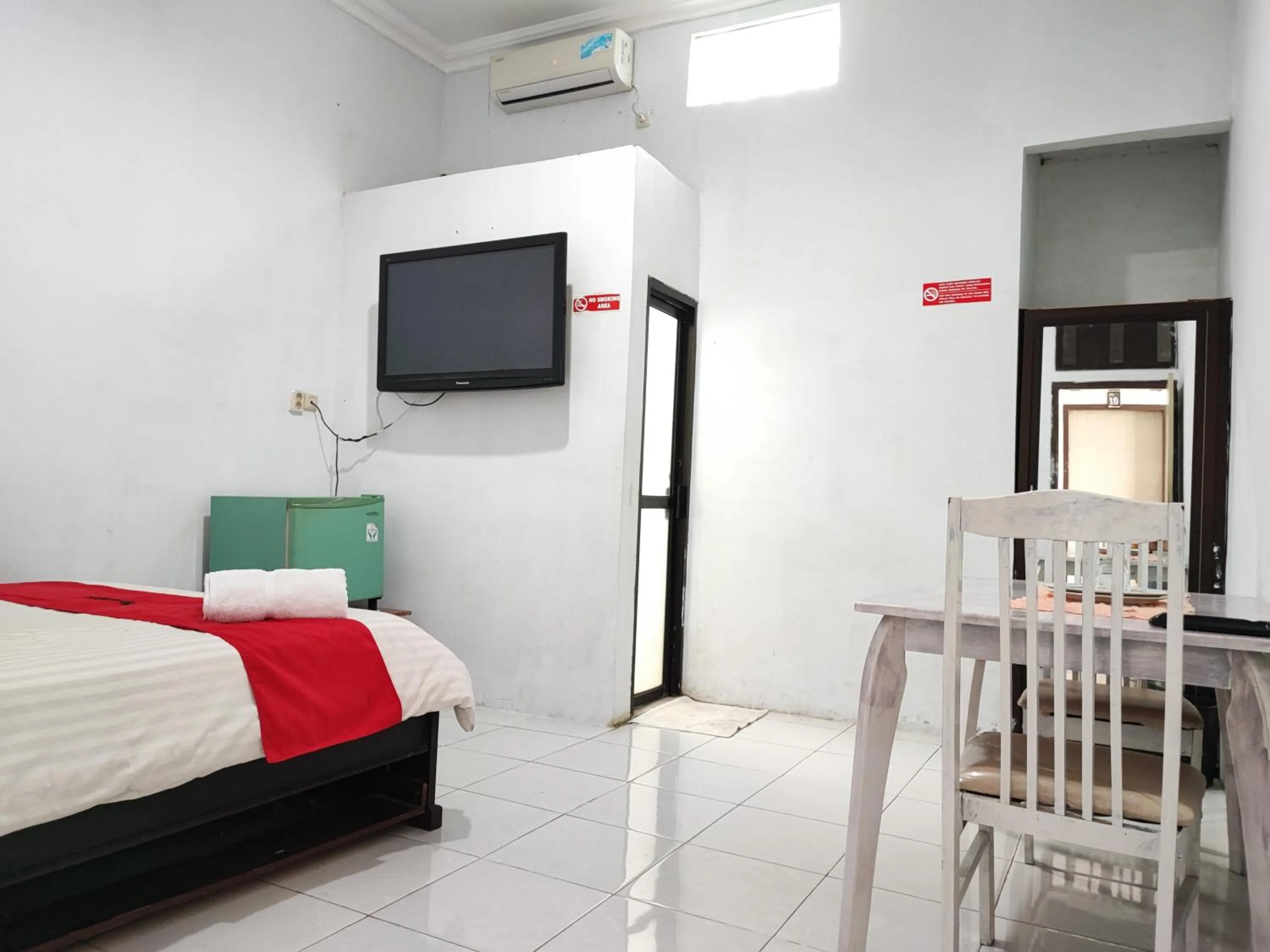 Bedroom, Bed in RedDoorz Syariah near Universitas Batanghari Jambi