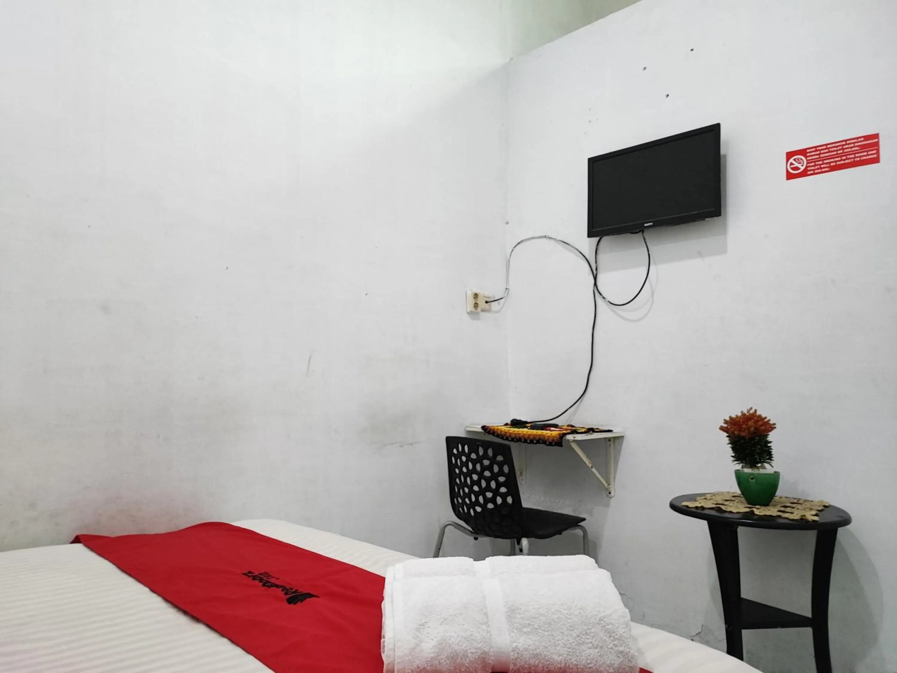 Bedroom, Bed in RedDoorz Syariah near Universitas Batanghari Jambi
