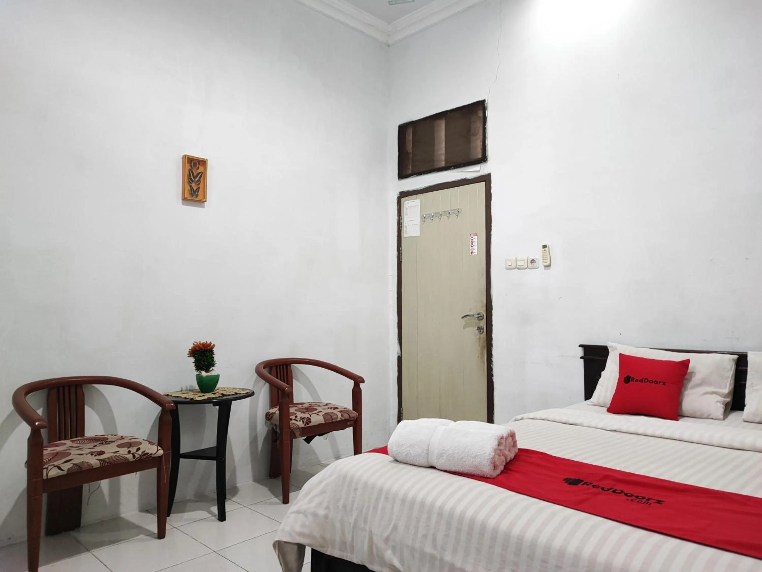 Bedroom, Bed in RedDoorz Syariah near Universitas Batanghari Jambi