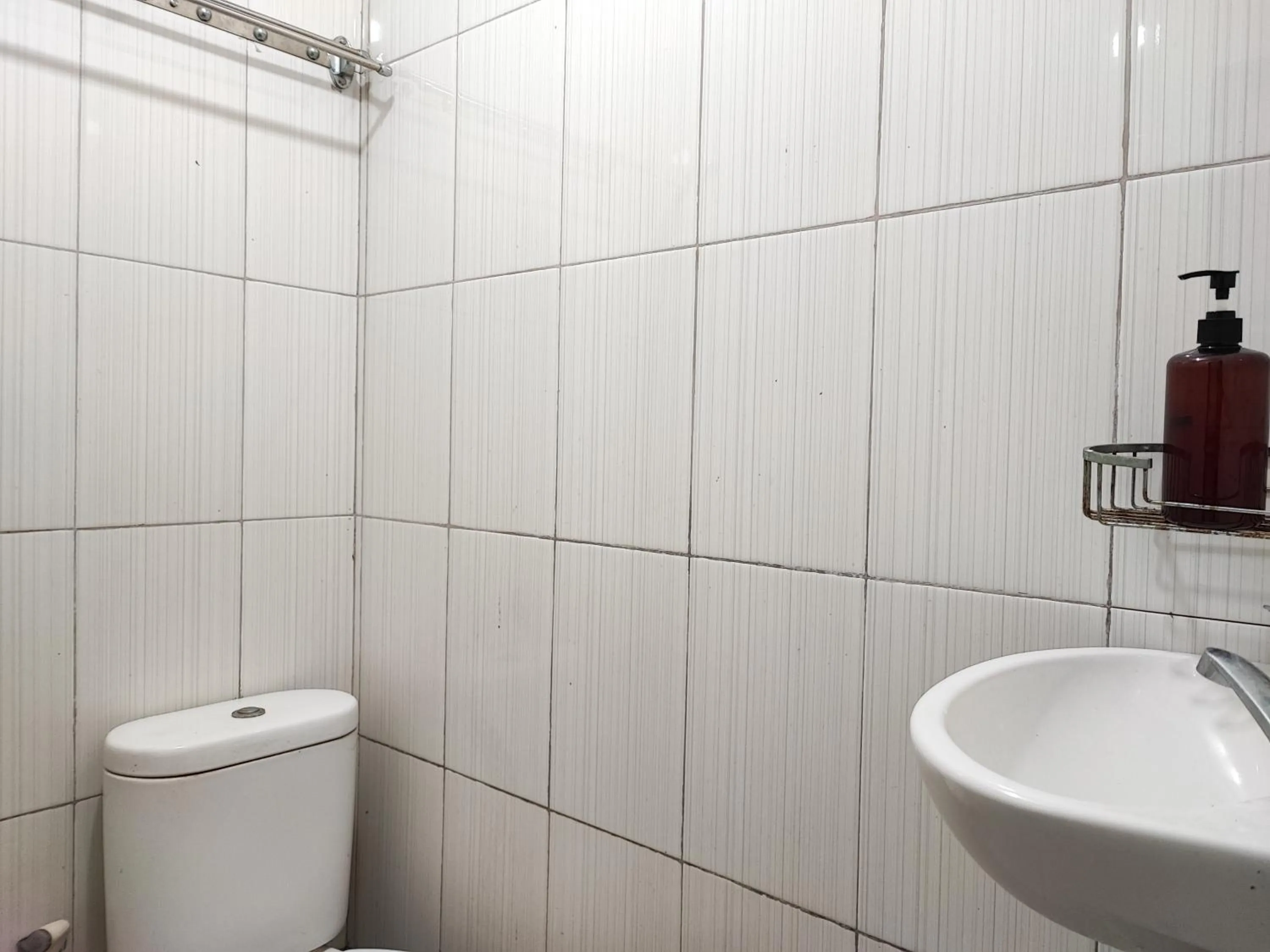 Bathroom in RedDoorz Syariah near Universitas Batanghari Jambi