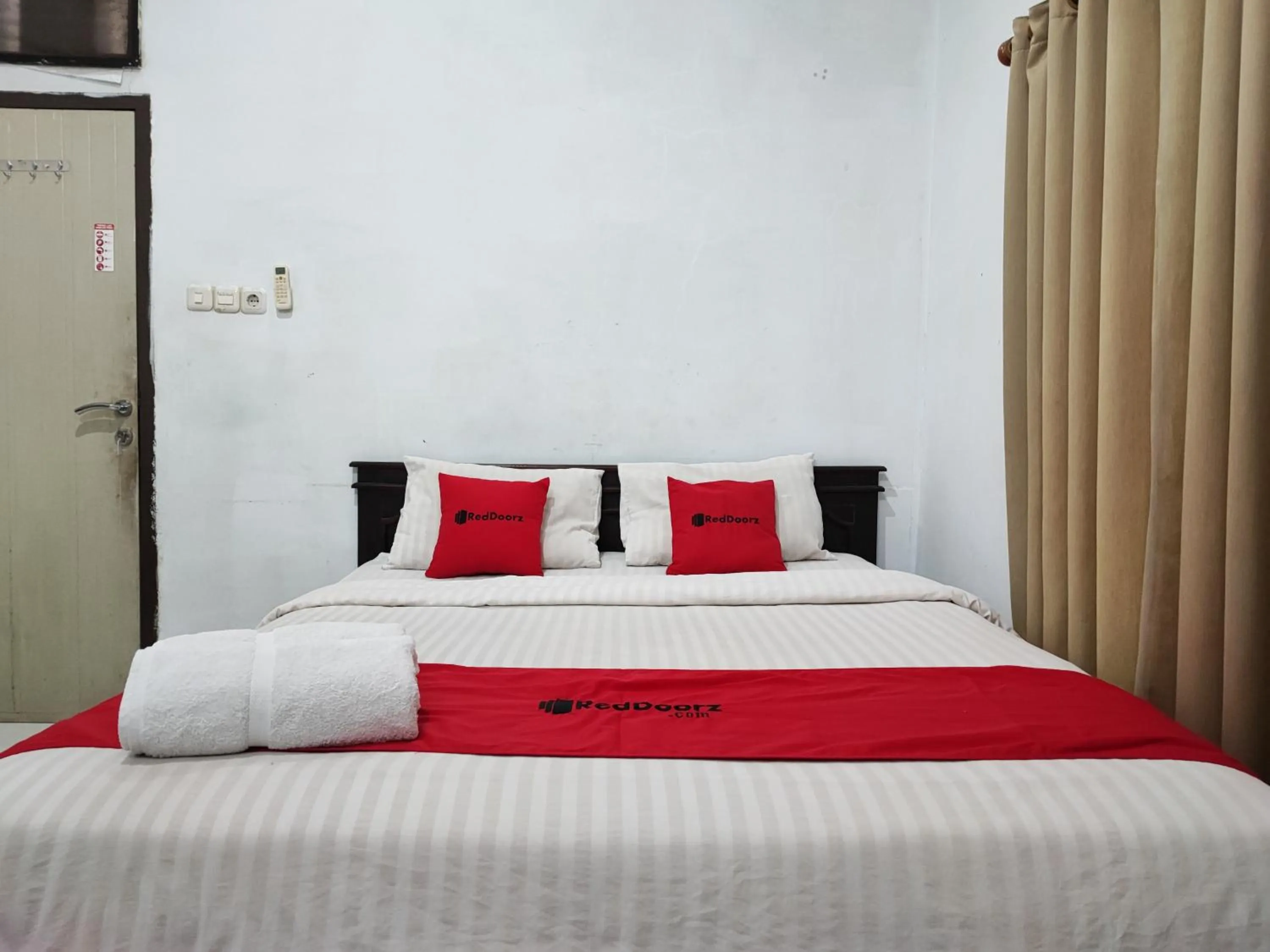 Bedroom, Bed in RedDoorz Syariah near Universitas Batanghari Jambi
