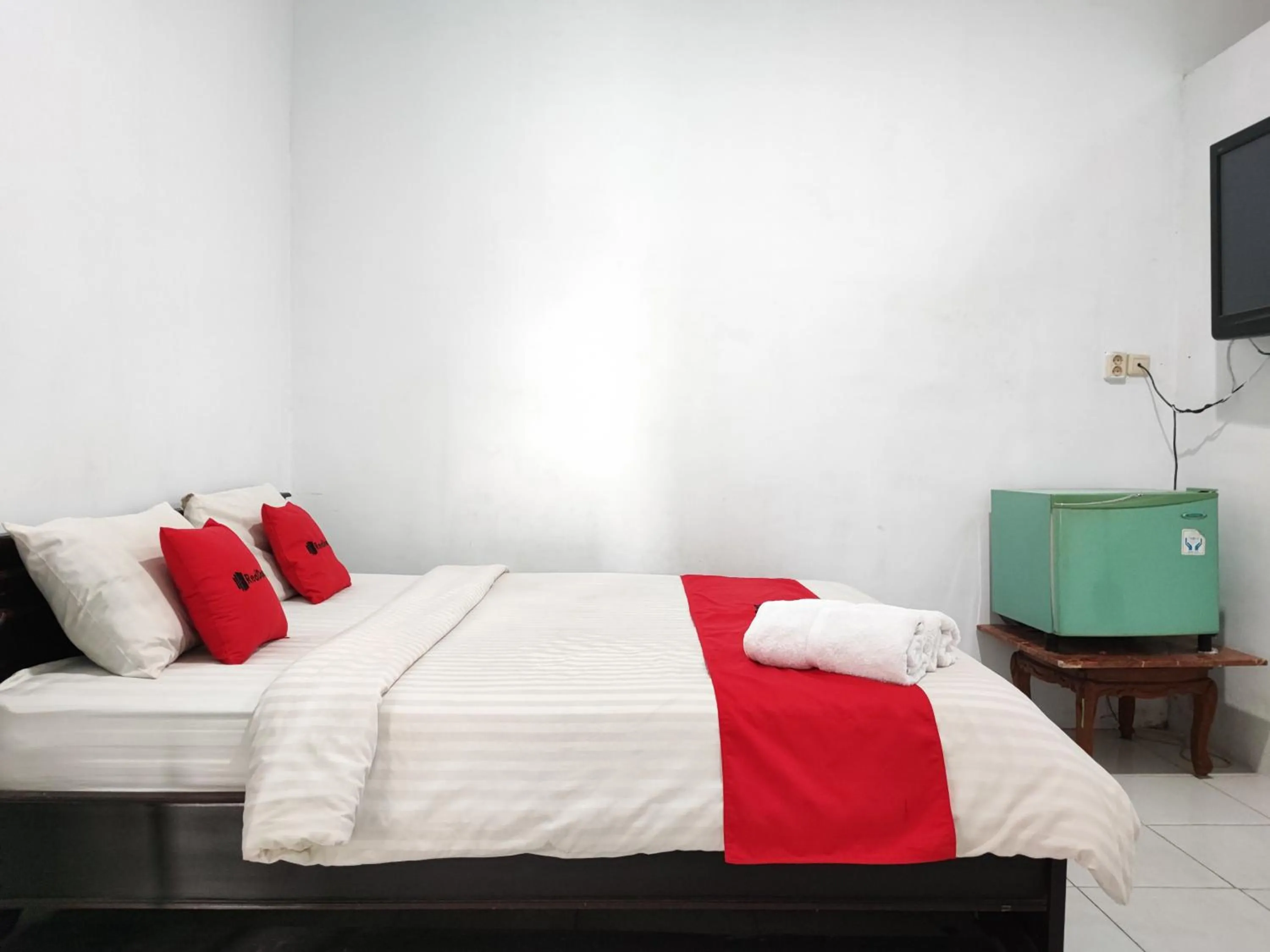Bedroom, Bed in RedDoorz Syariah near Universitas Batanghari Jambi
