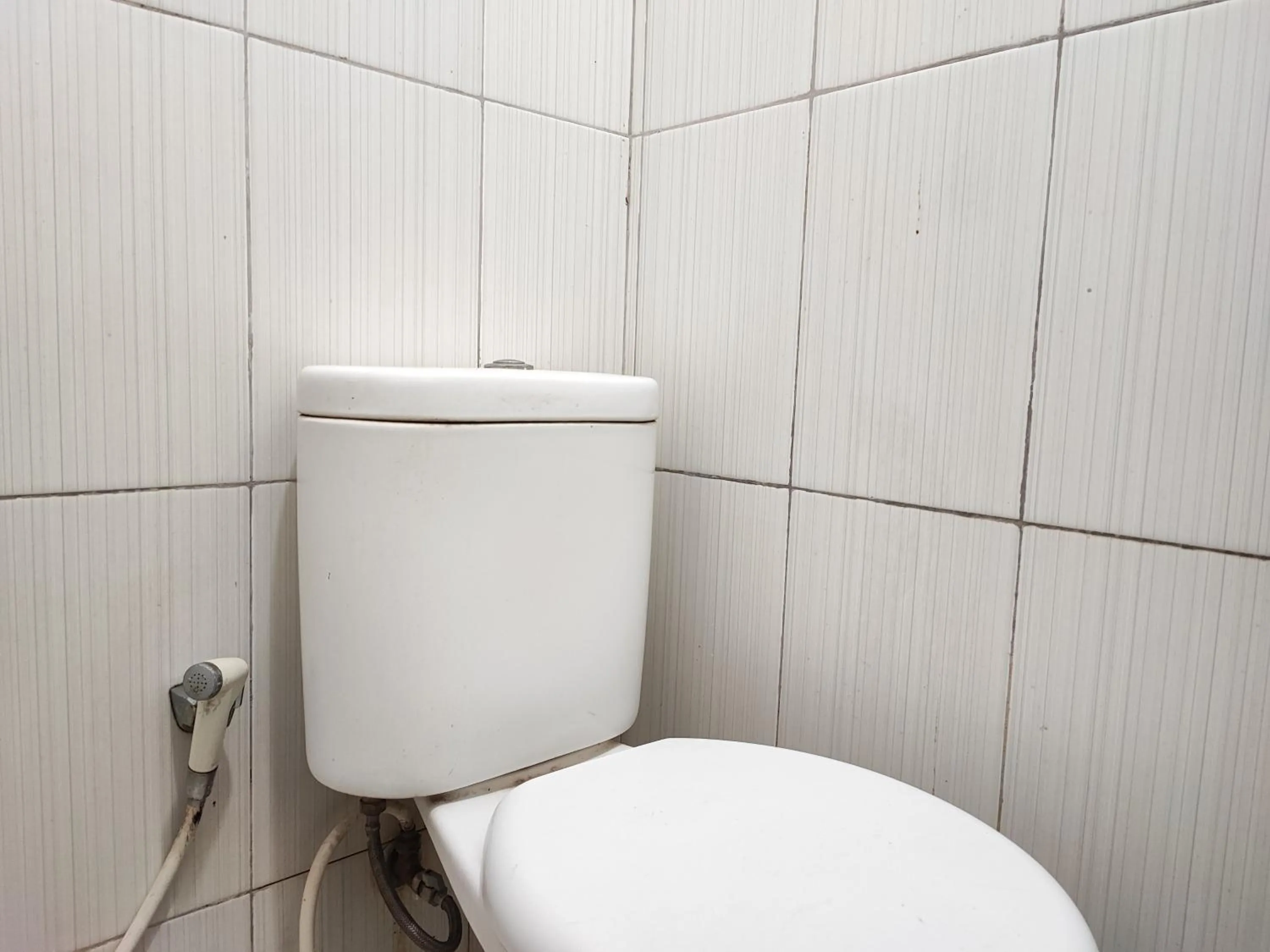 Bathroom in RedDoorz Syariah near Universitas Batanghari Jambi