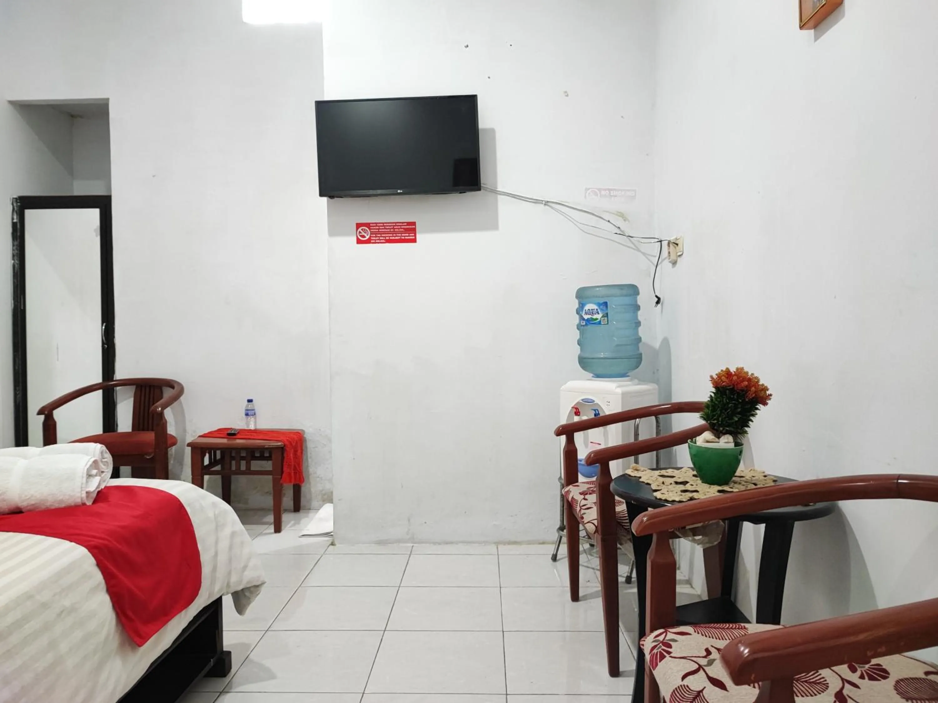 TV and multimedia, Bed in RedDoorz Syariah near Universitas Batanghari Jambi
