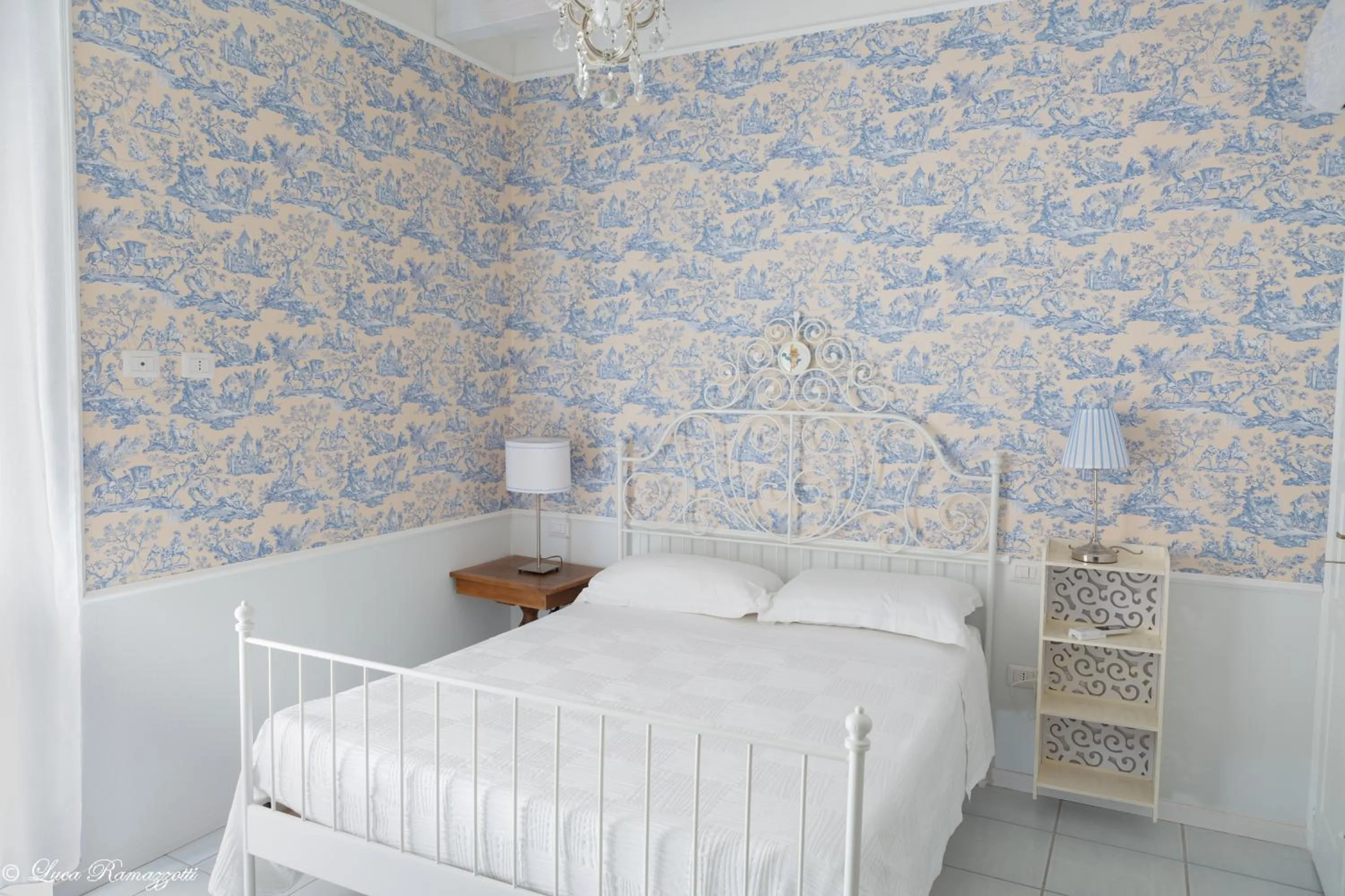 Photo of the whole room, Bed in Janna 'e Mare