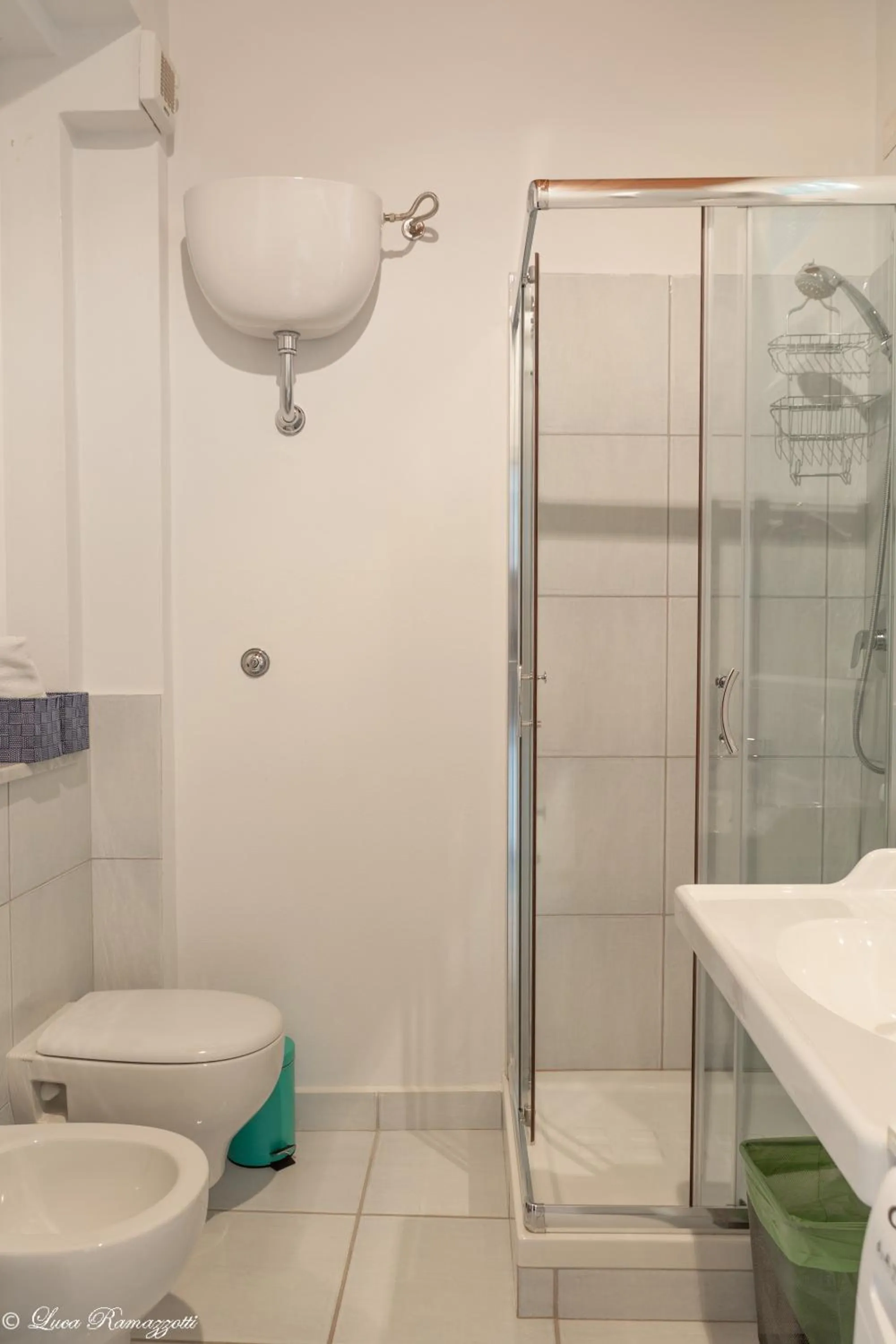 Shower in Janna 'e Mare