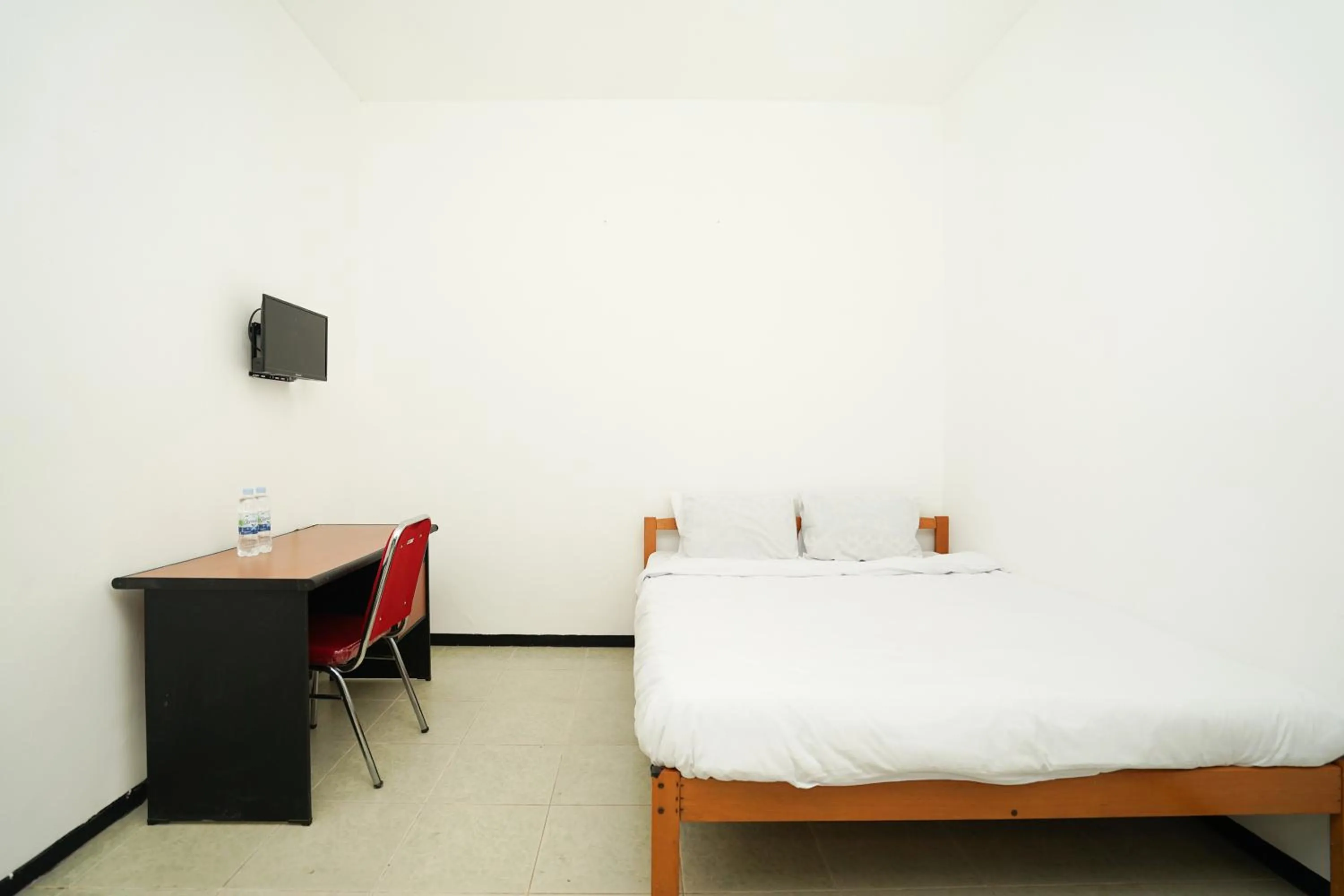 Bedroom, Bed in Merapi Inn Syariah by ecommerceloka