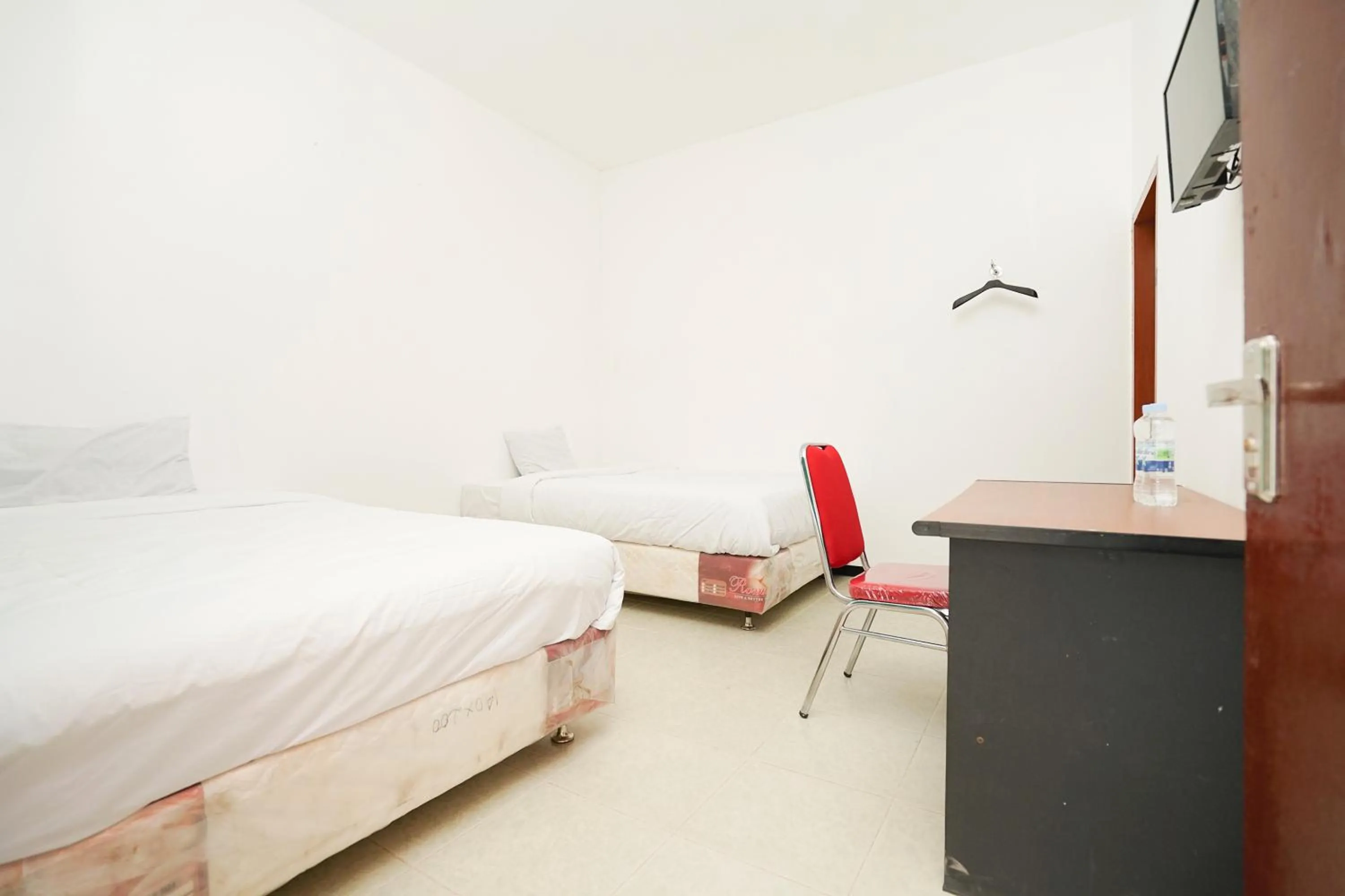 Bedroom, Bed in Merapi Inn Syariah by ecommerceloka