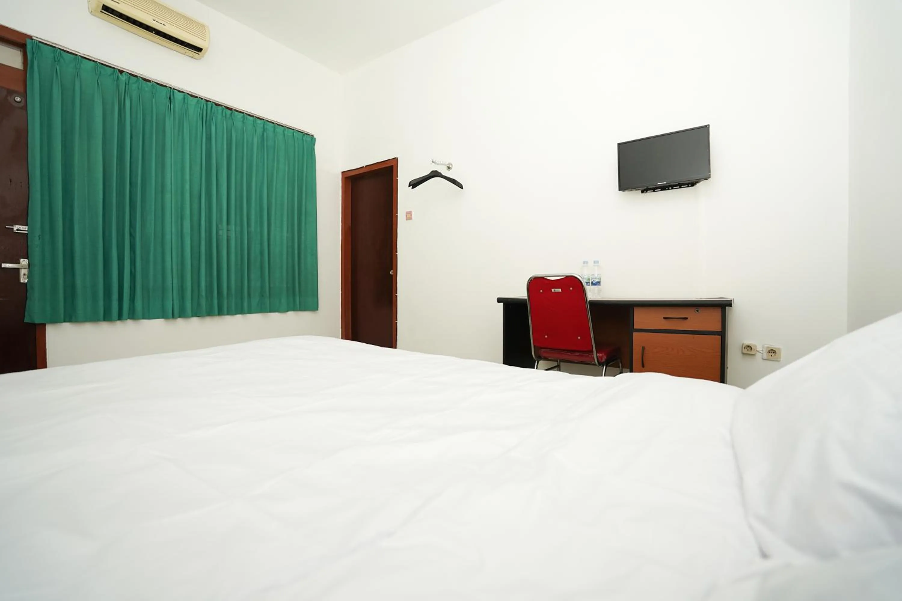 Bedroom, Bed in Merapi Inn Syariah by ecommerceloka