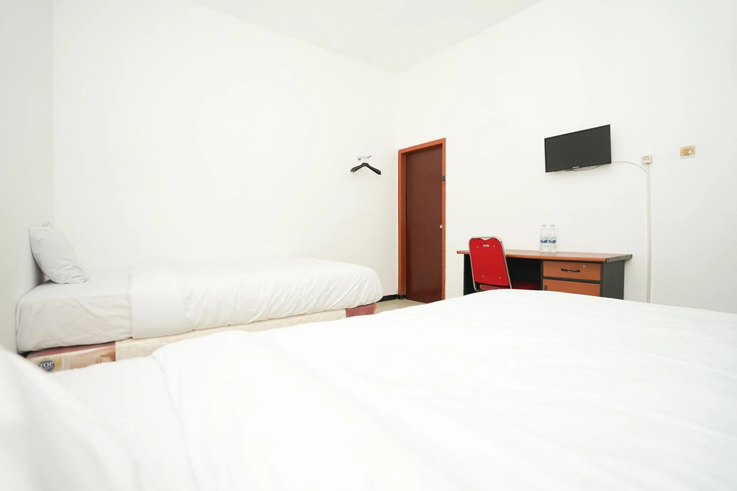 Bedroom, Bed in Merapi Inn Syariah by ecommerceloka