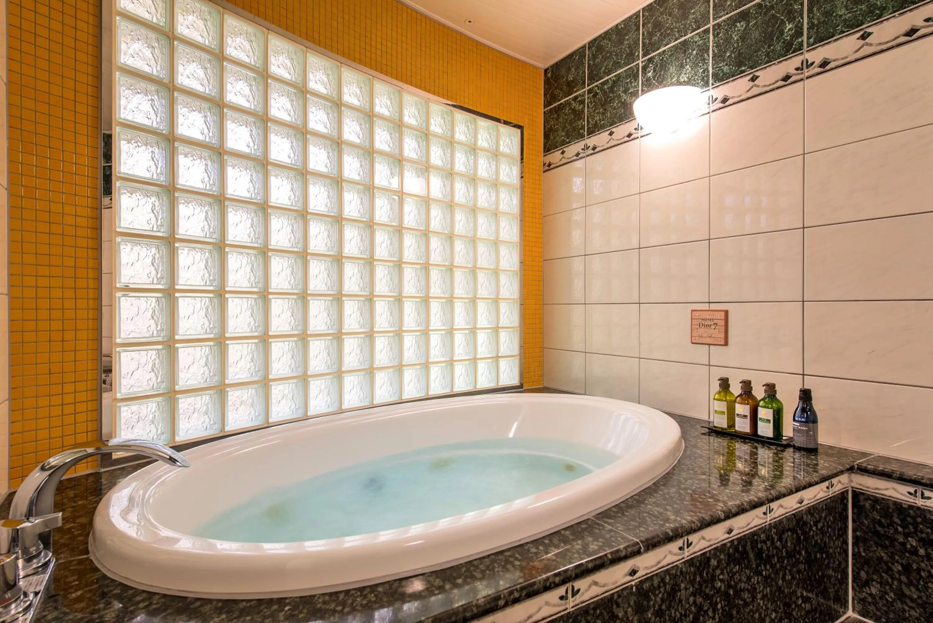 Photo of the whole room in HOTEL Dior7