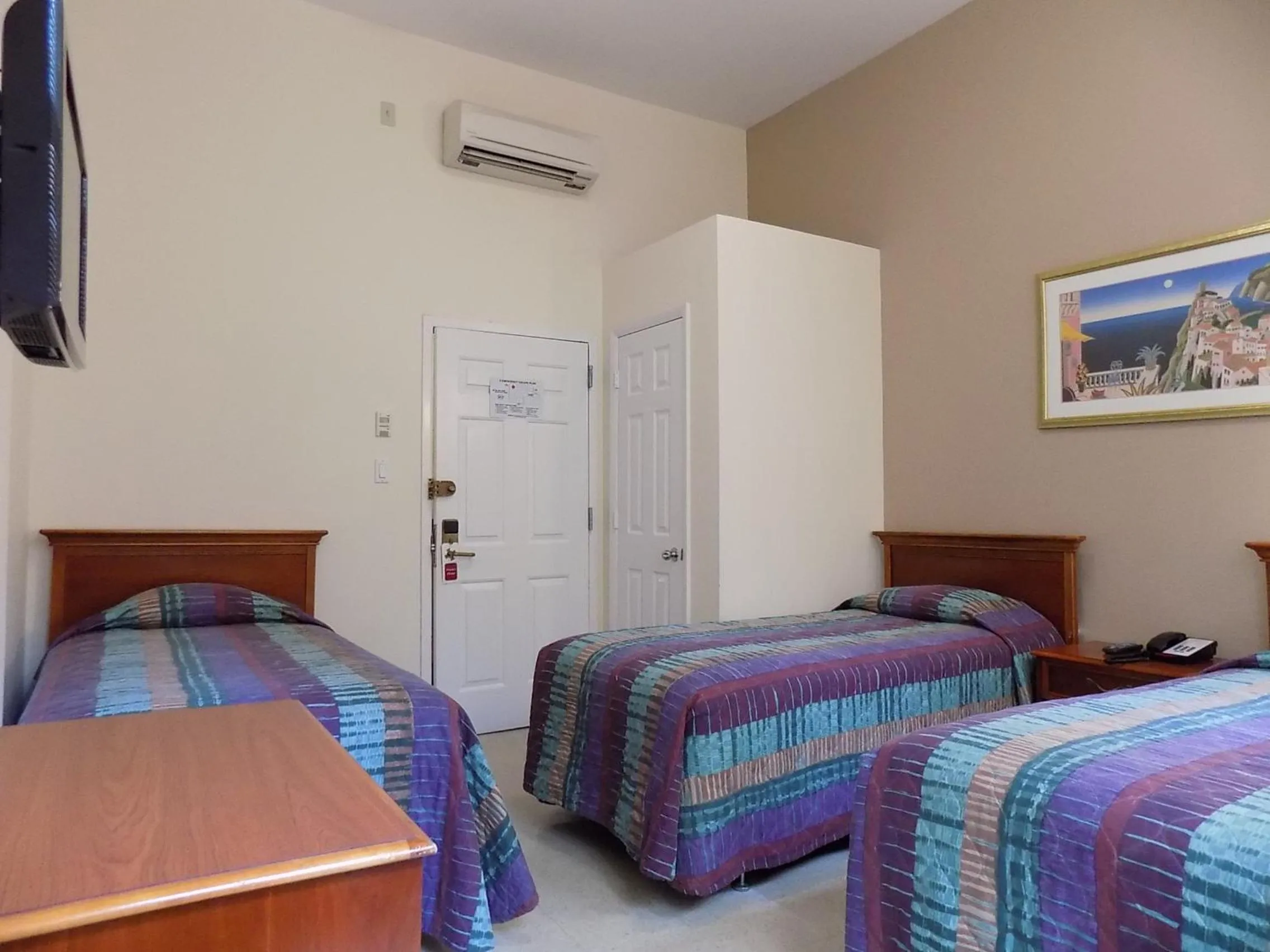 Bed in Americana Inn