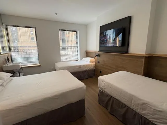 Bedroom, Bed in Americana Inn