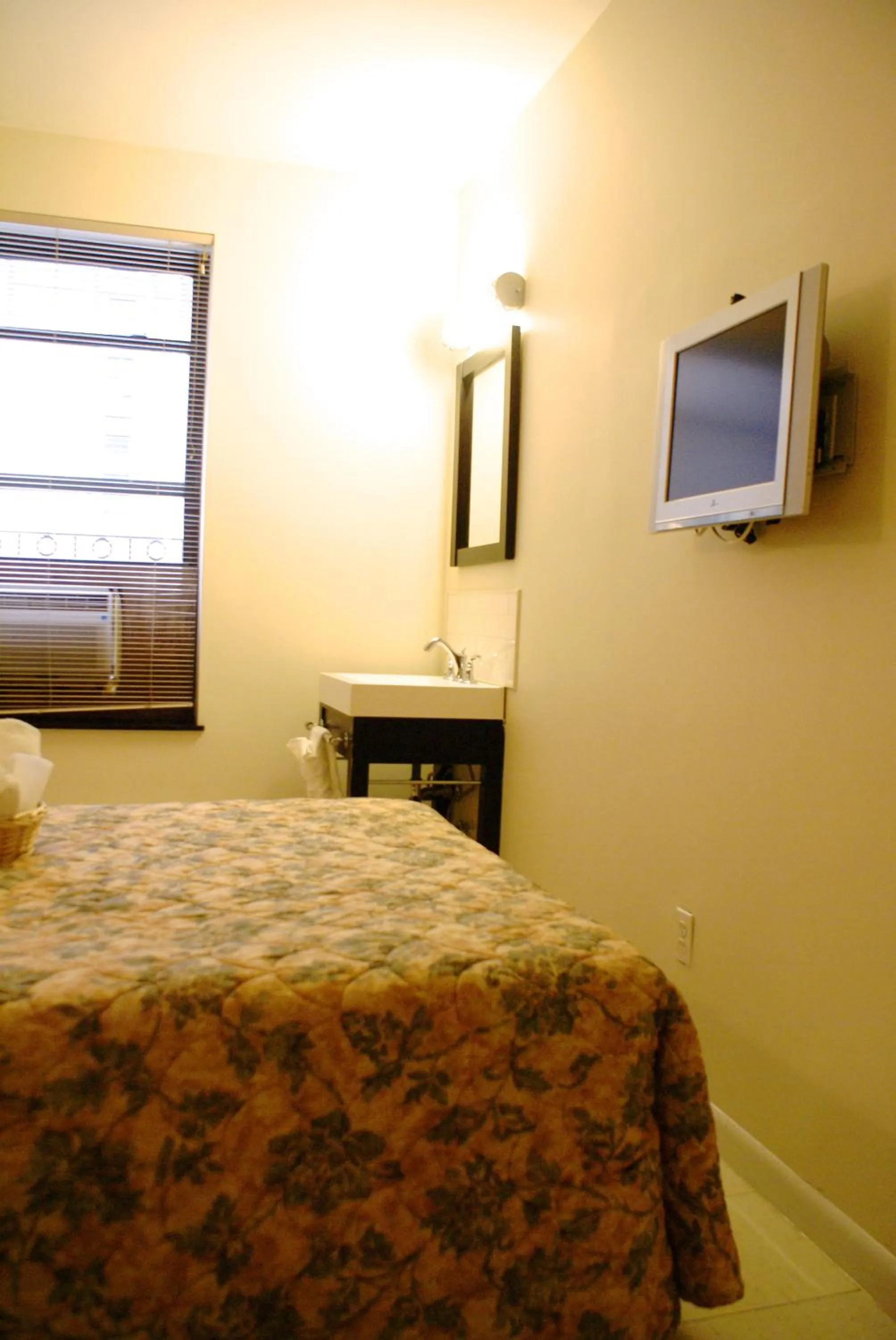 Bed in Americana Inn