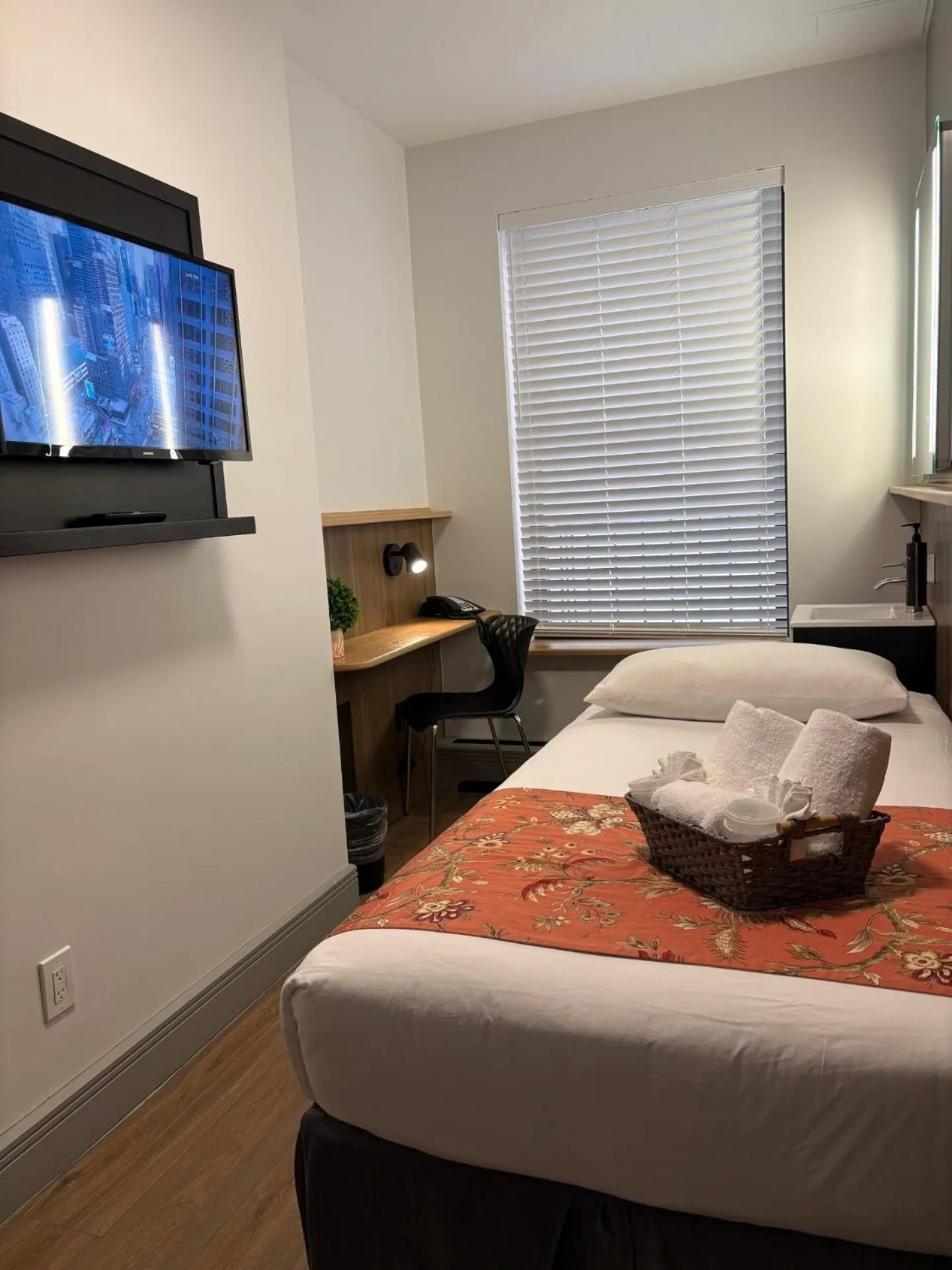 Bed in Americana Inn