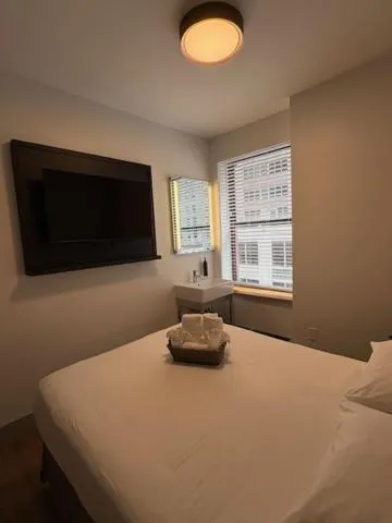 Photo of the whole room, Bed in Americana Inn