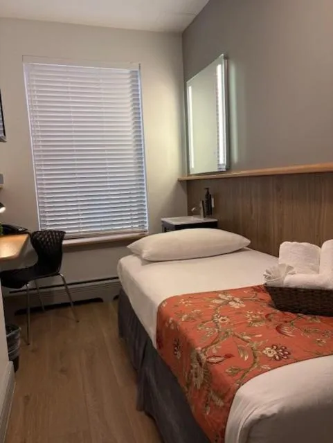 Bed in Americana Inn