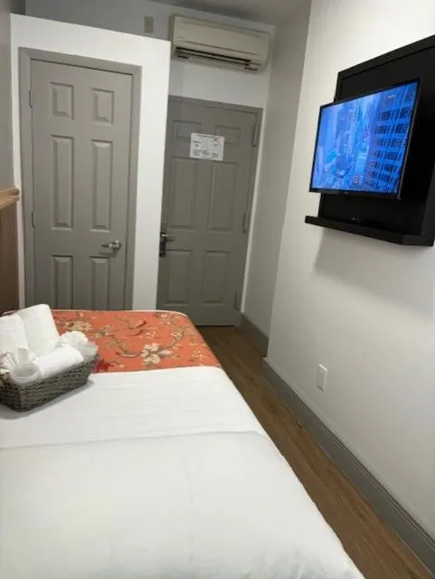 Bed in Americana Inn