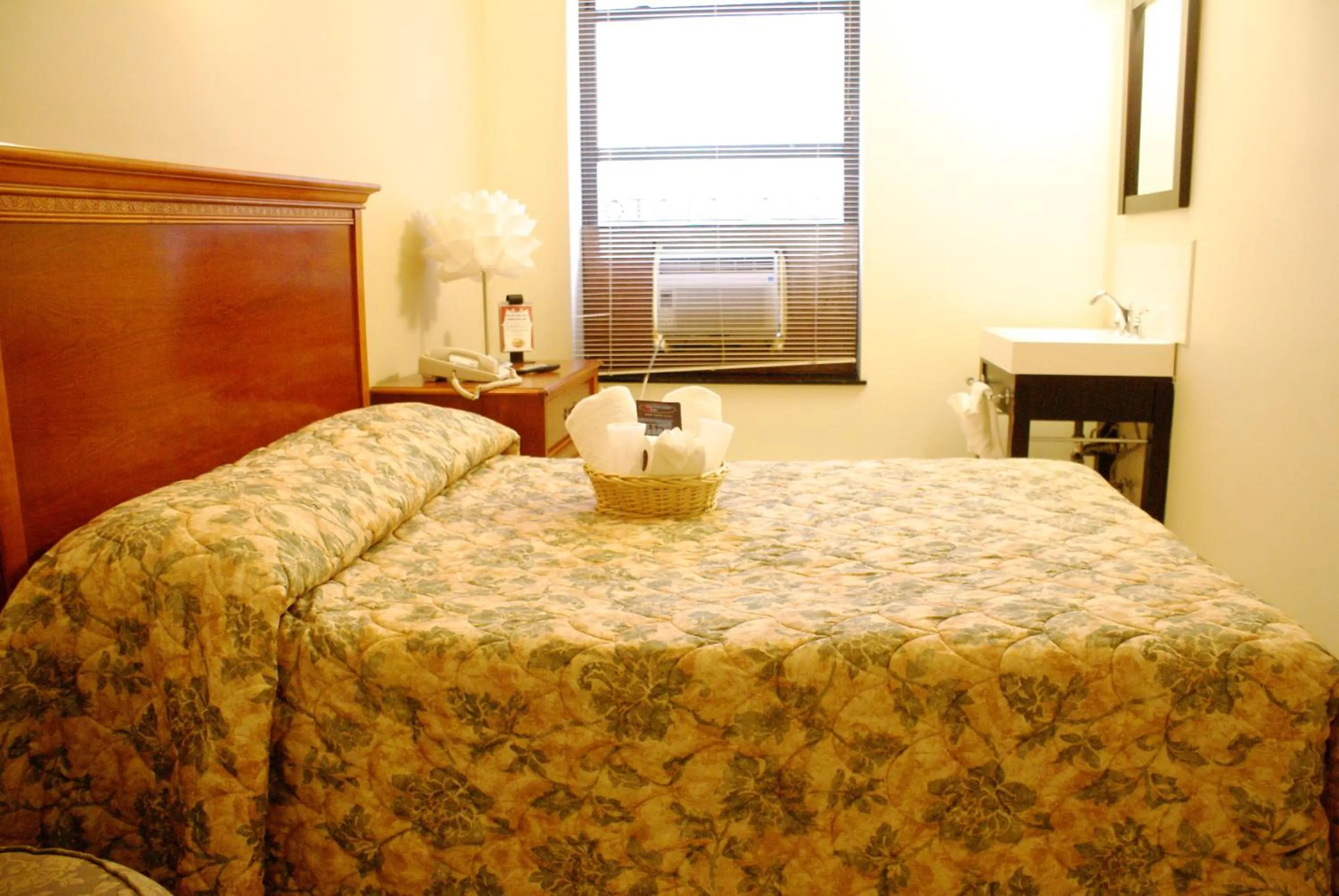 Bed in Americana Inn