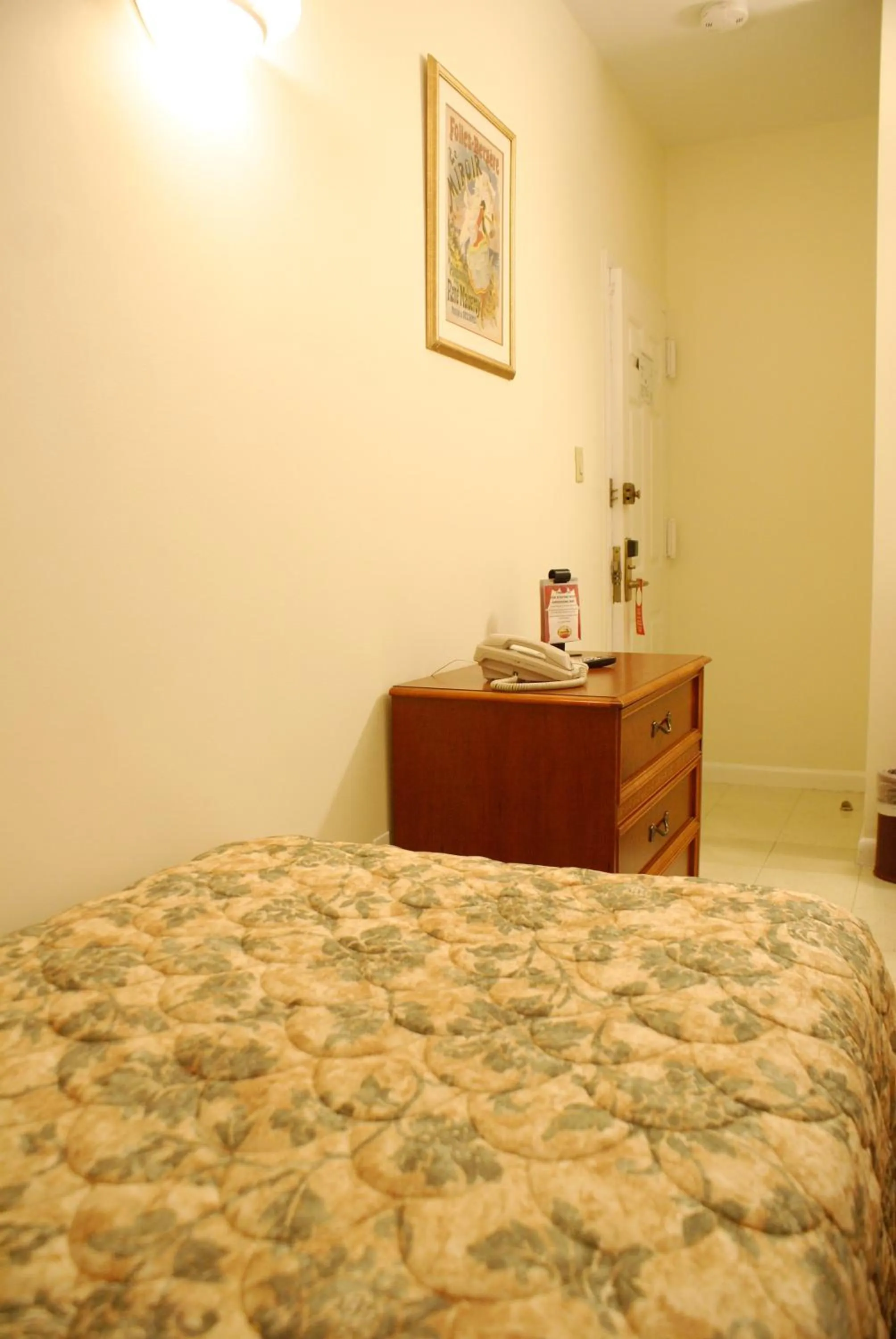 Bed in Americana Inn