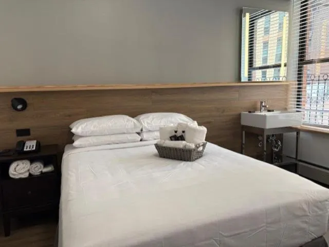 Bedroom, Bed in Americana Inn