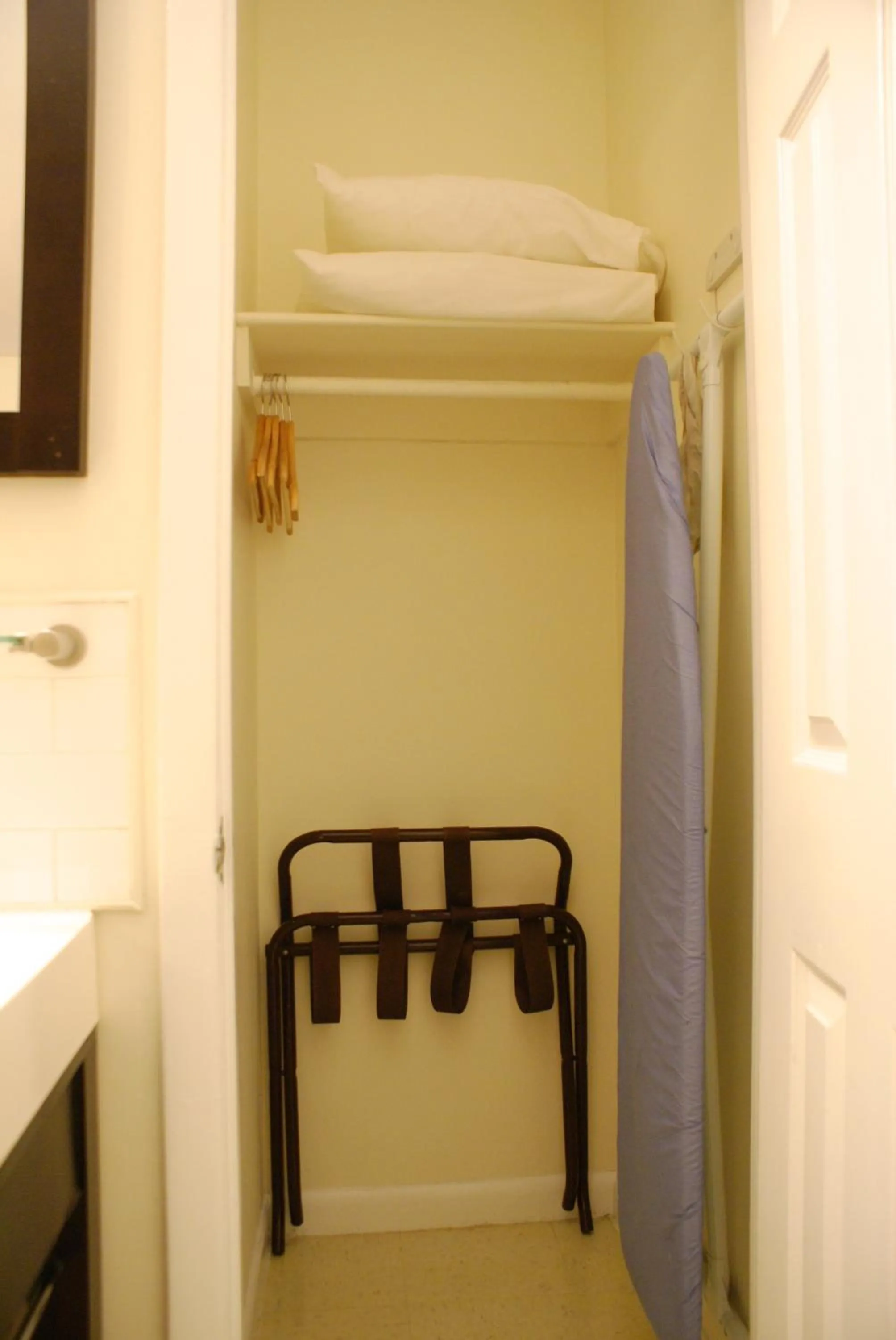 Decorative detail in Americana Inn