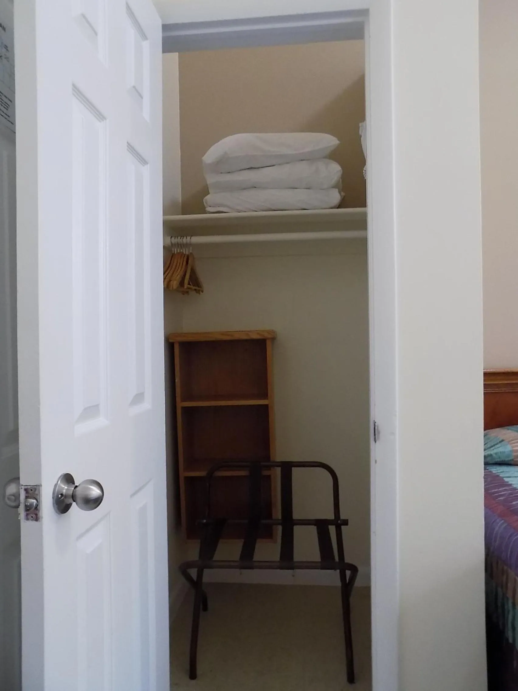 towels, Bed in Americana Inn