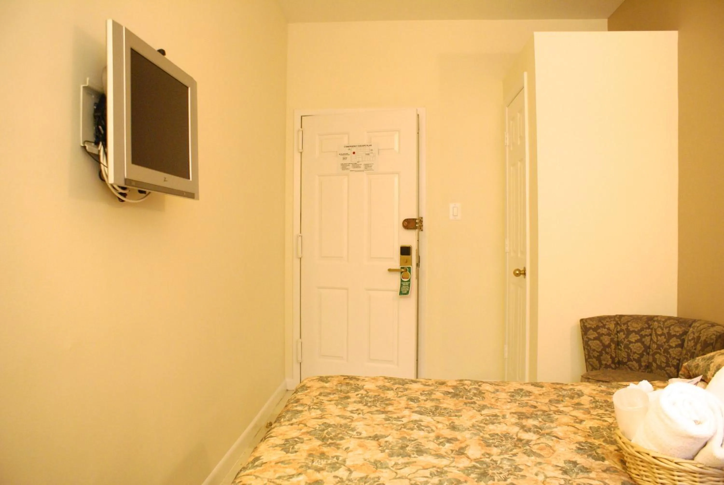 Bed in Americana Inn