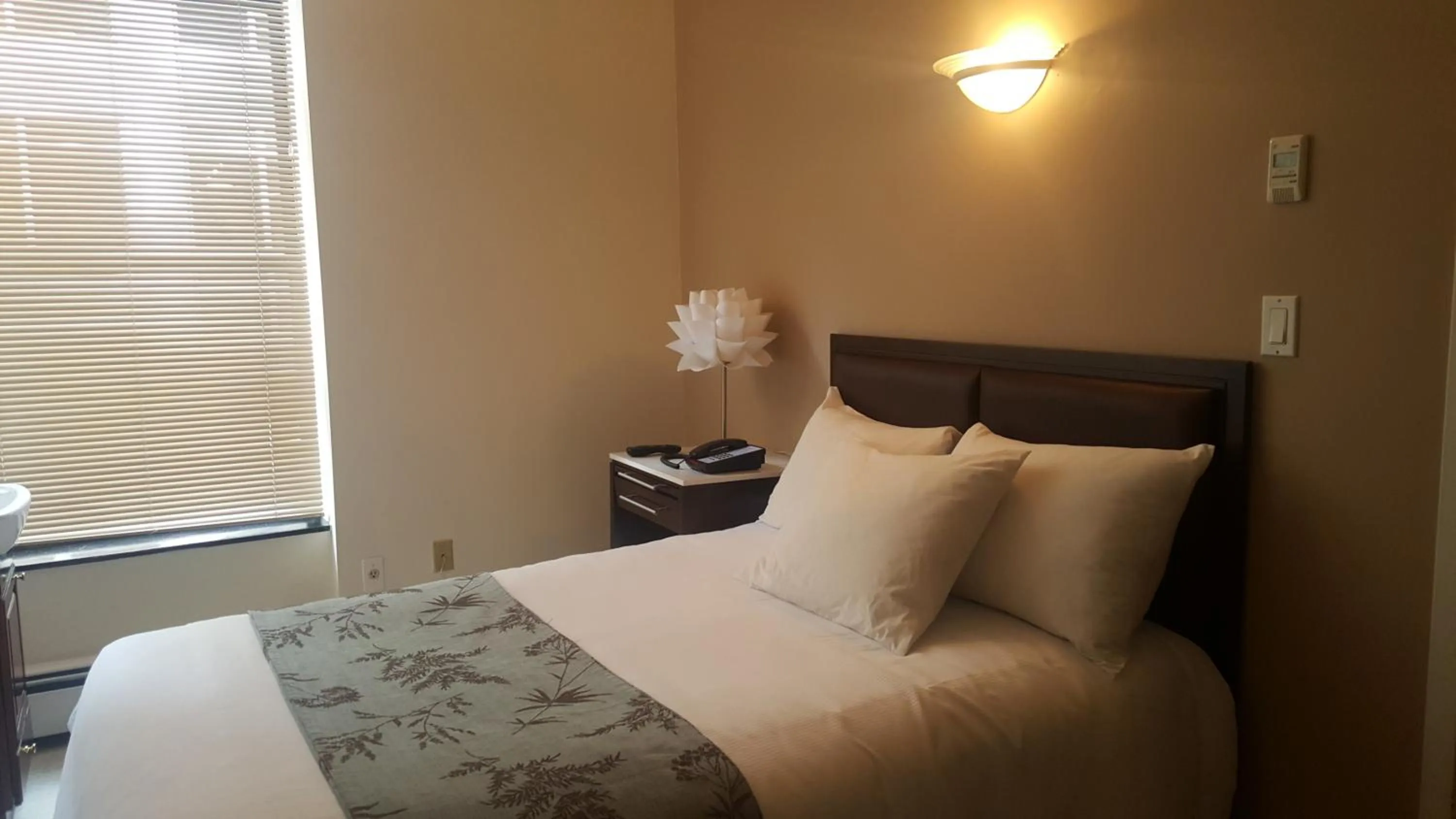 Photo of the whole room, Bed in Americana Inn