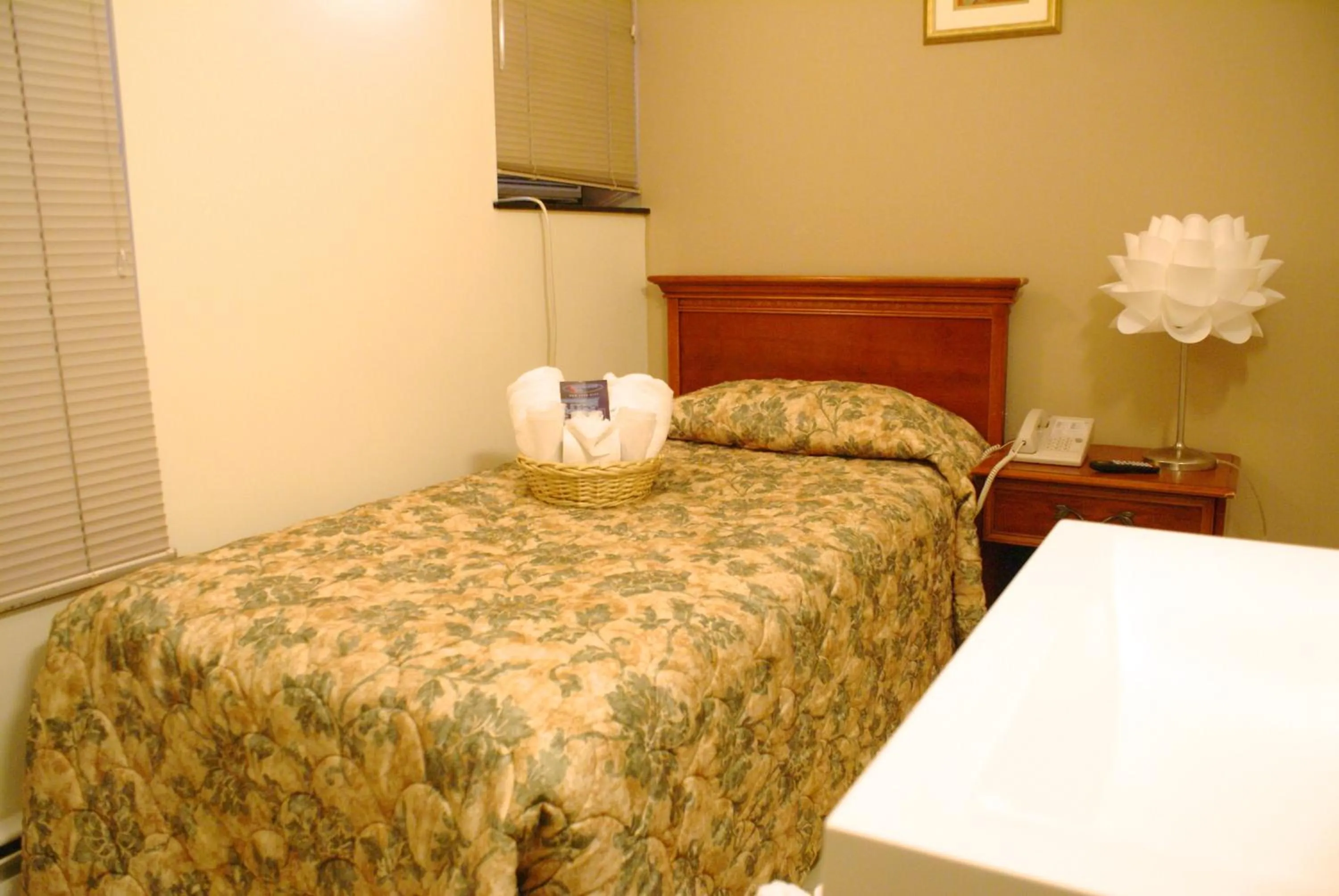 Bed in Americana Inn