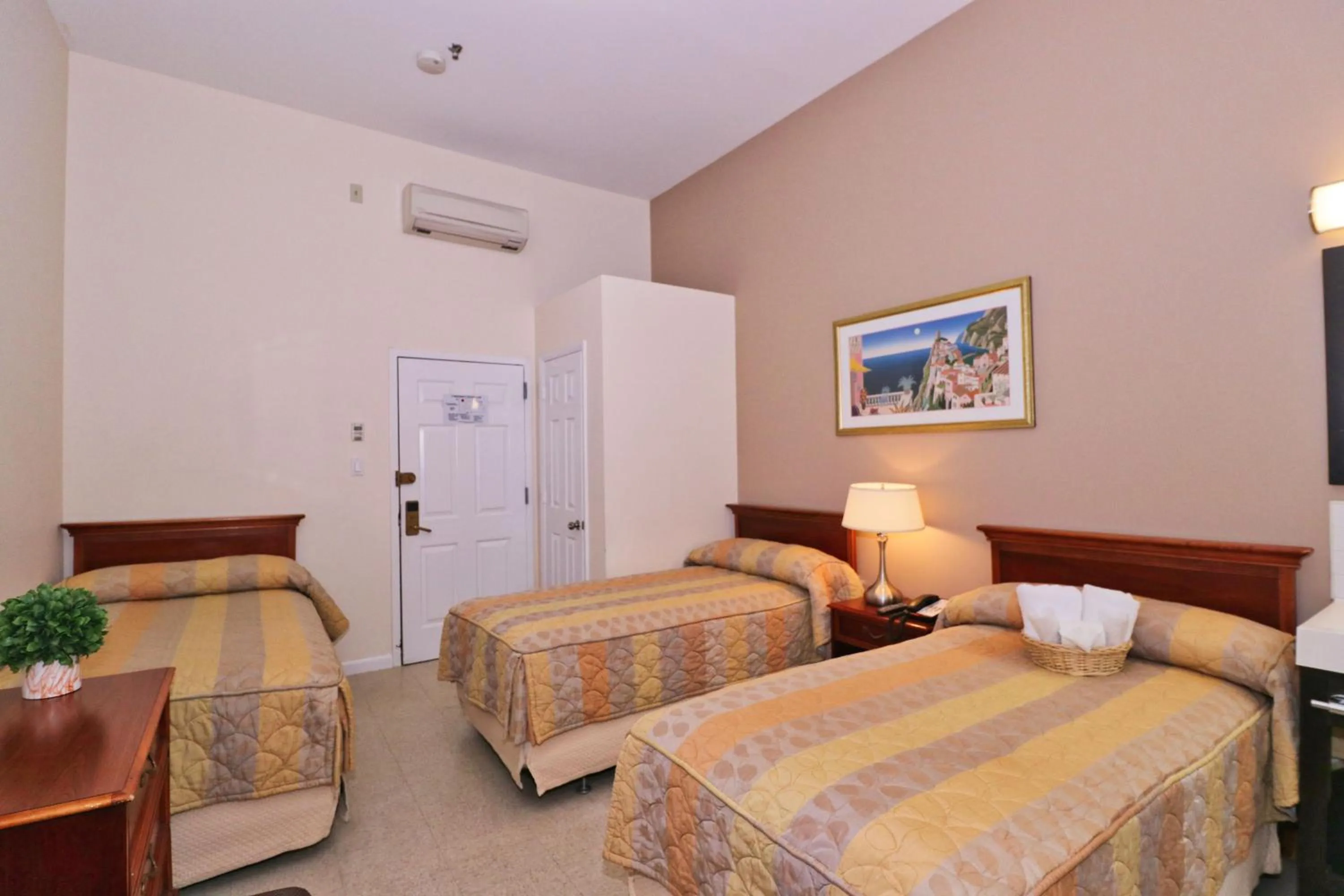 Photo of the whole room, Bed in Americana Inn