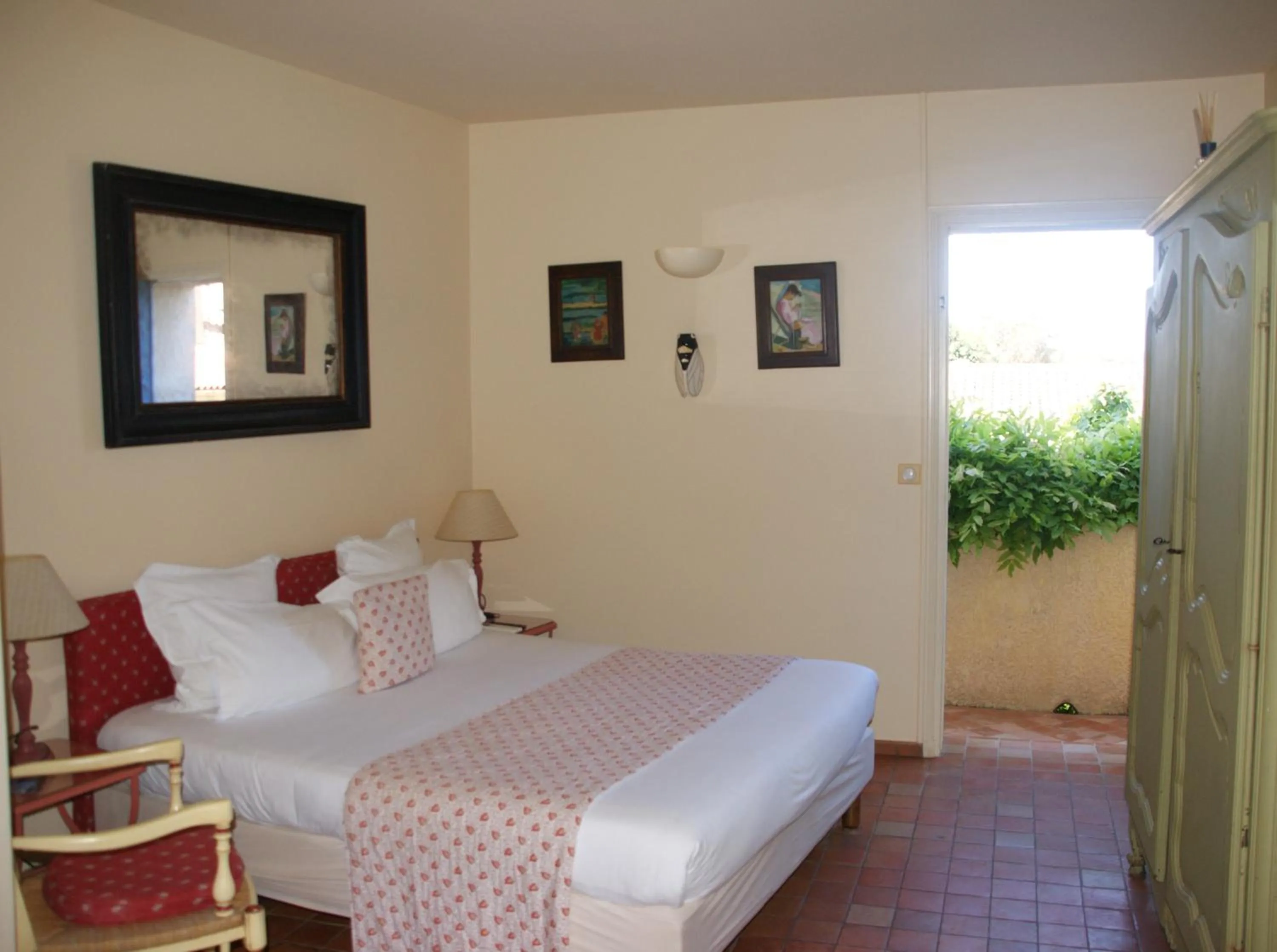 Photo of the whole room, Bed in Auberge des Glycines
