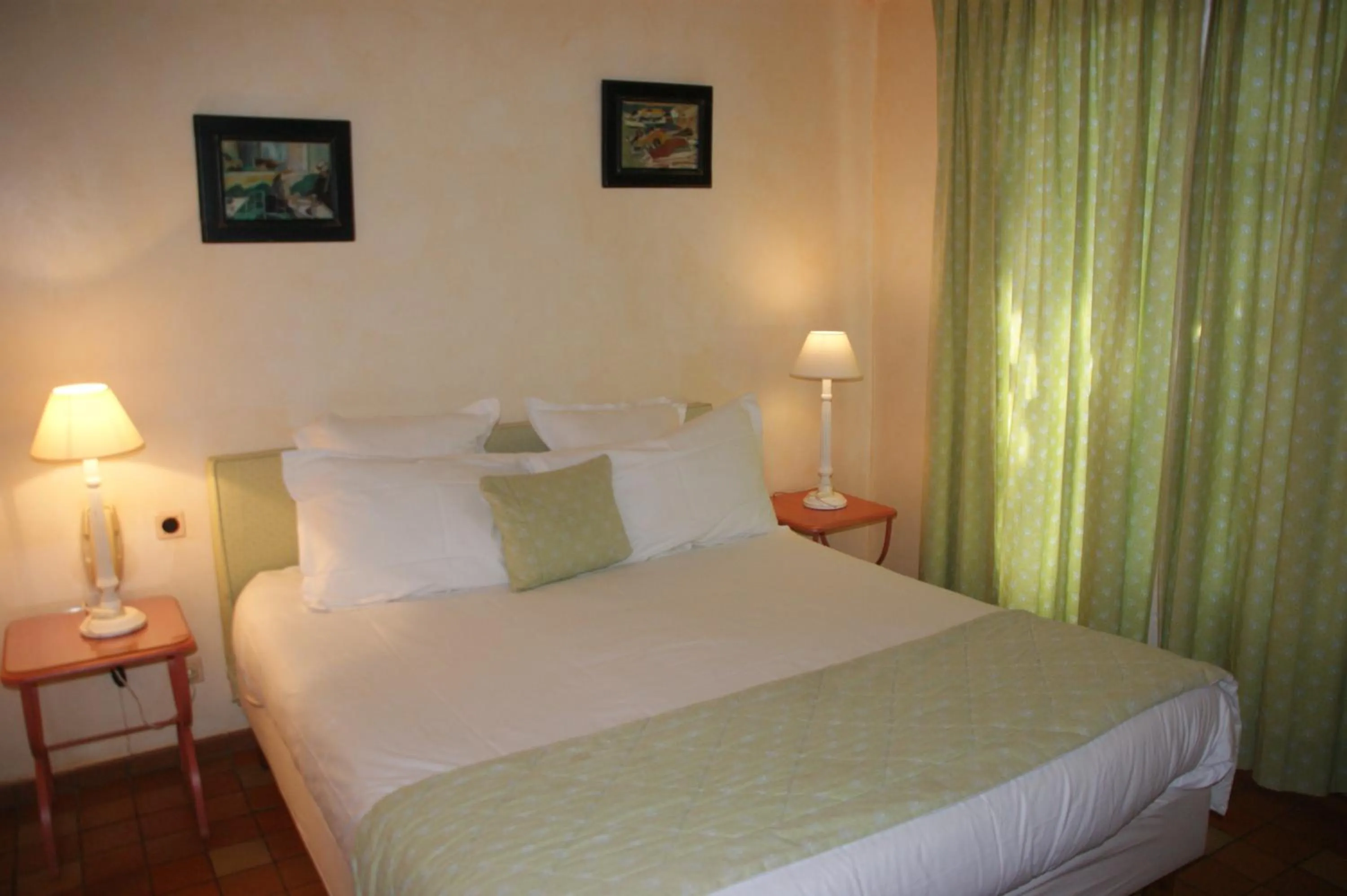 Photo of the whole room, Bed in Auberge des Glycines