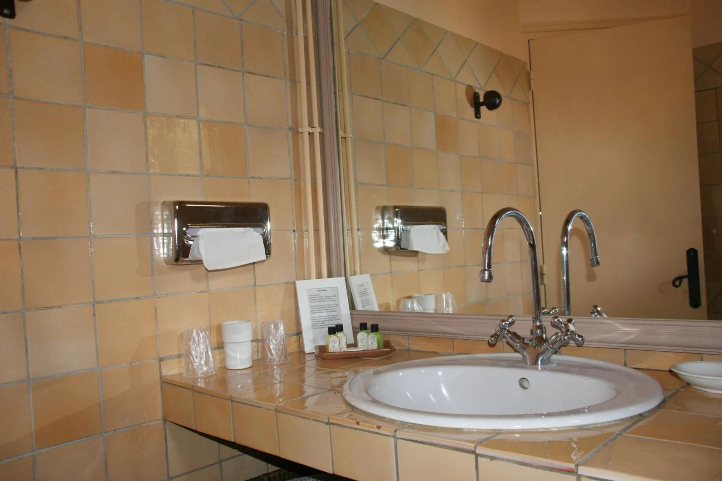Bathroom in Auberge des Glycines