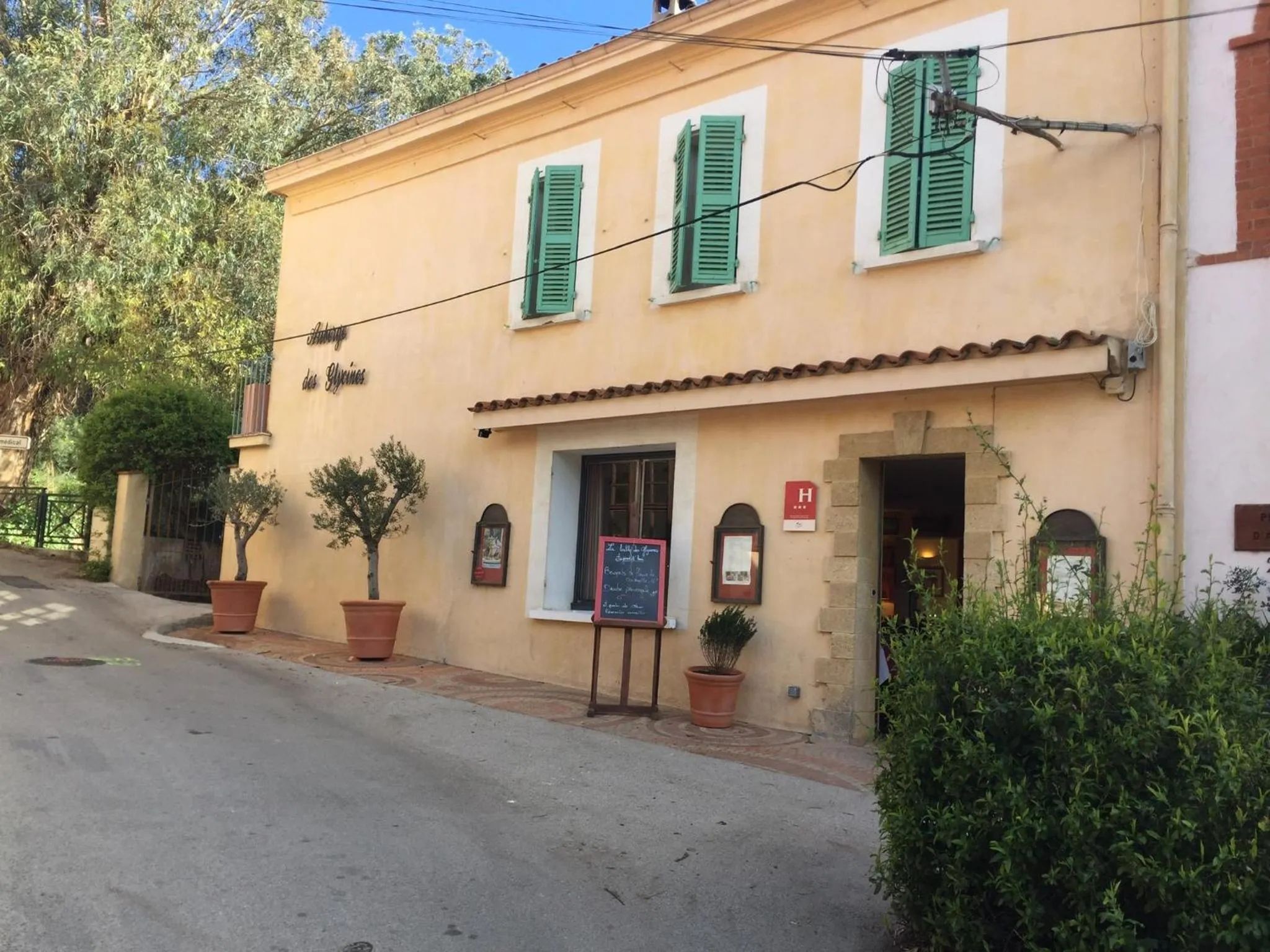 Property building in Auberge des Glycines