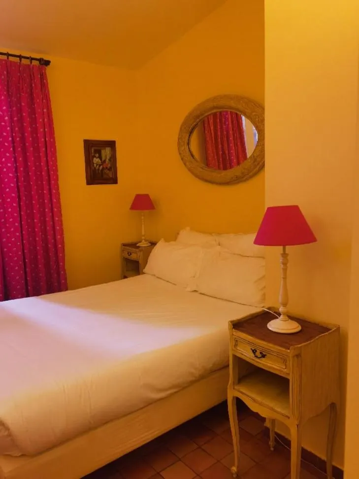 Bed in Auberge des Glycines