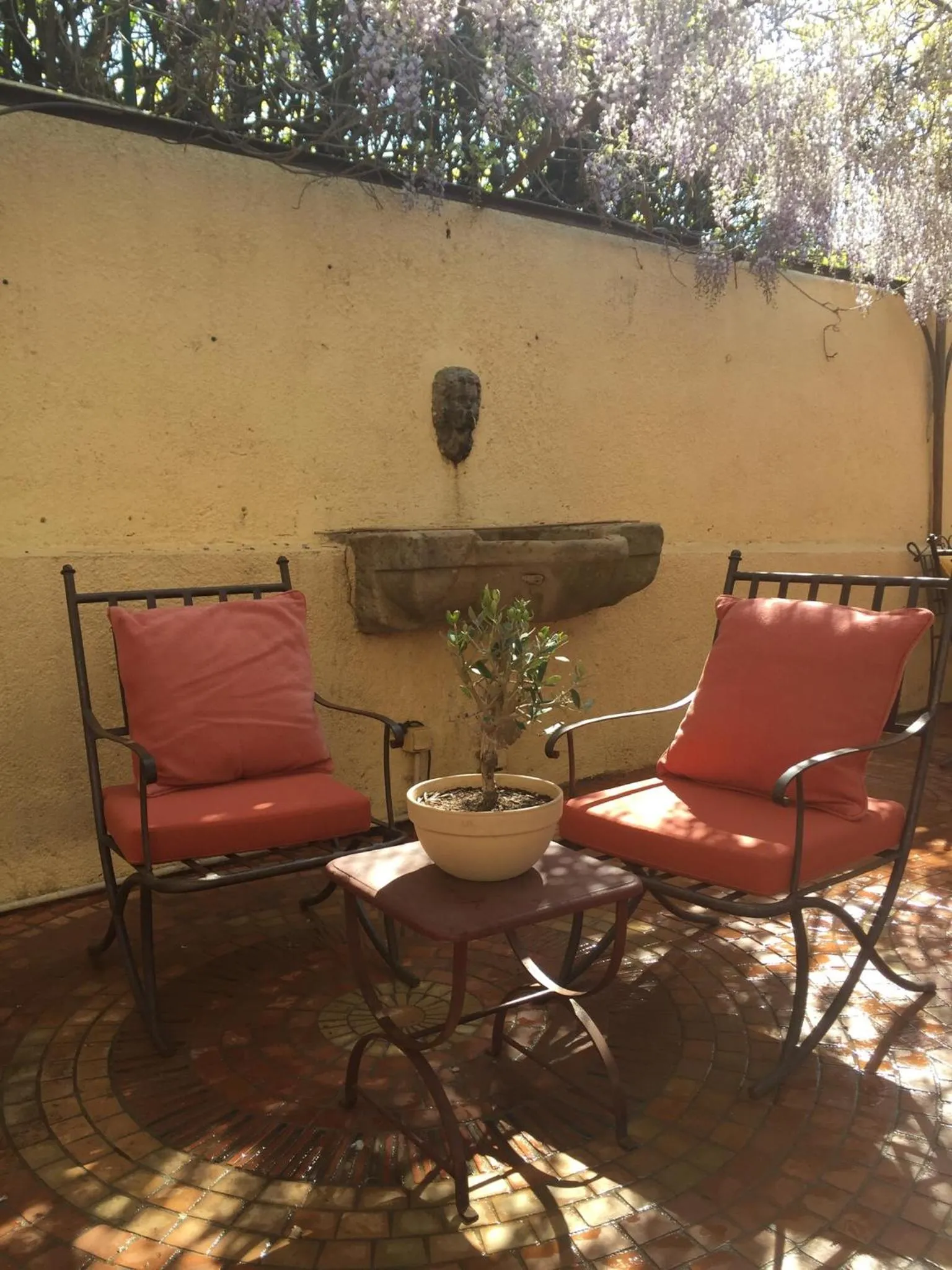 Patio in Auberge des Glycines