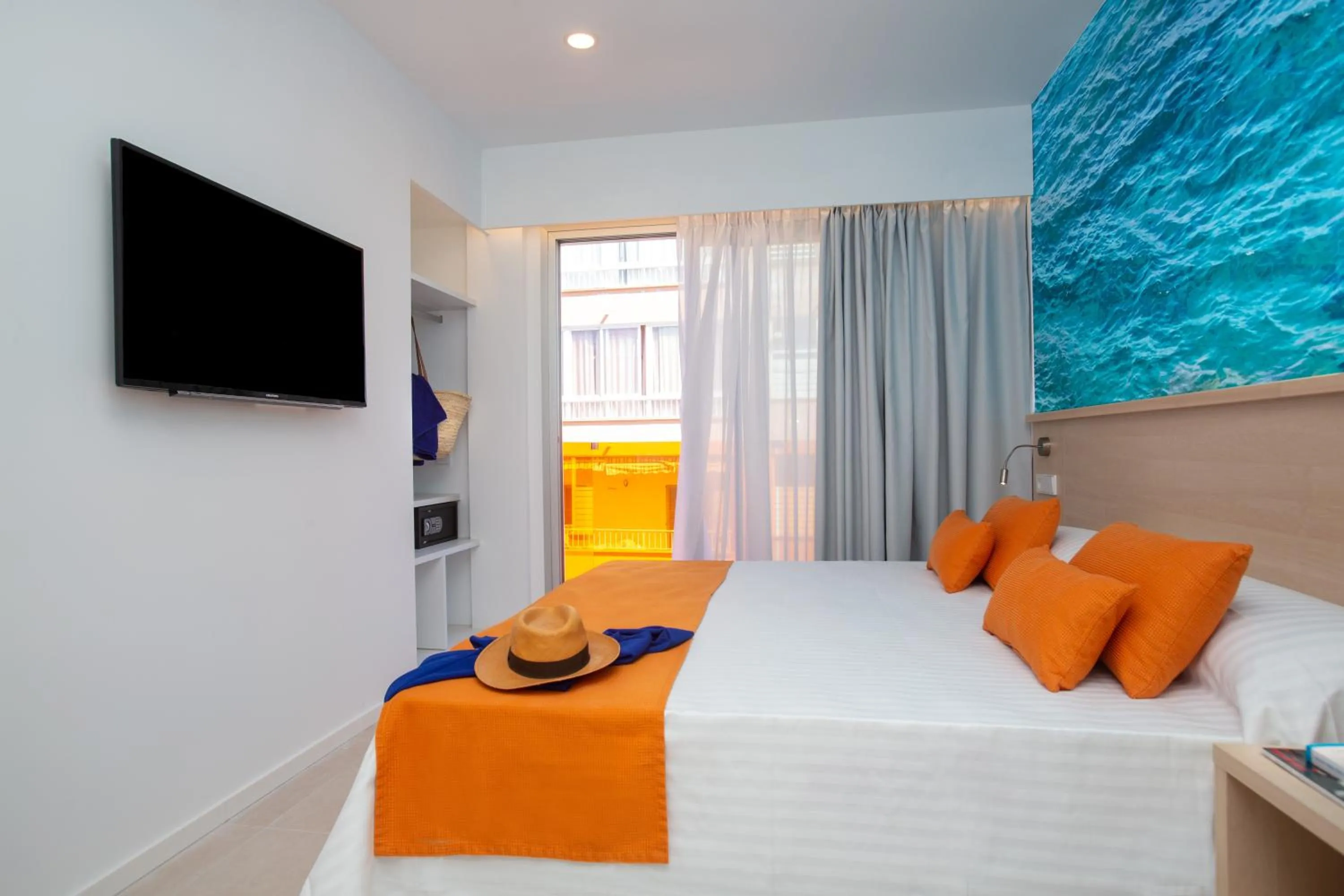 Photo of the whole room, Bed in Mix Smart