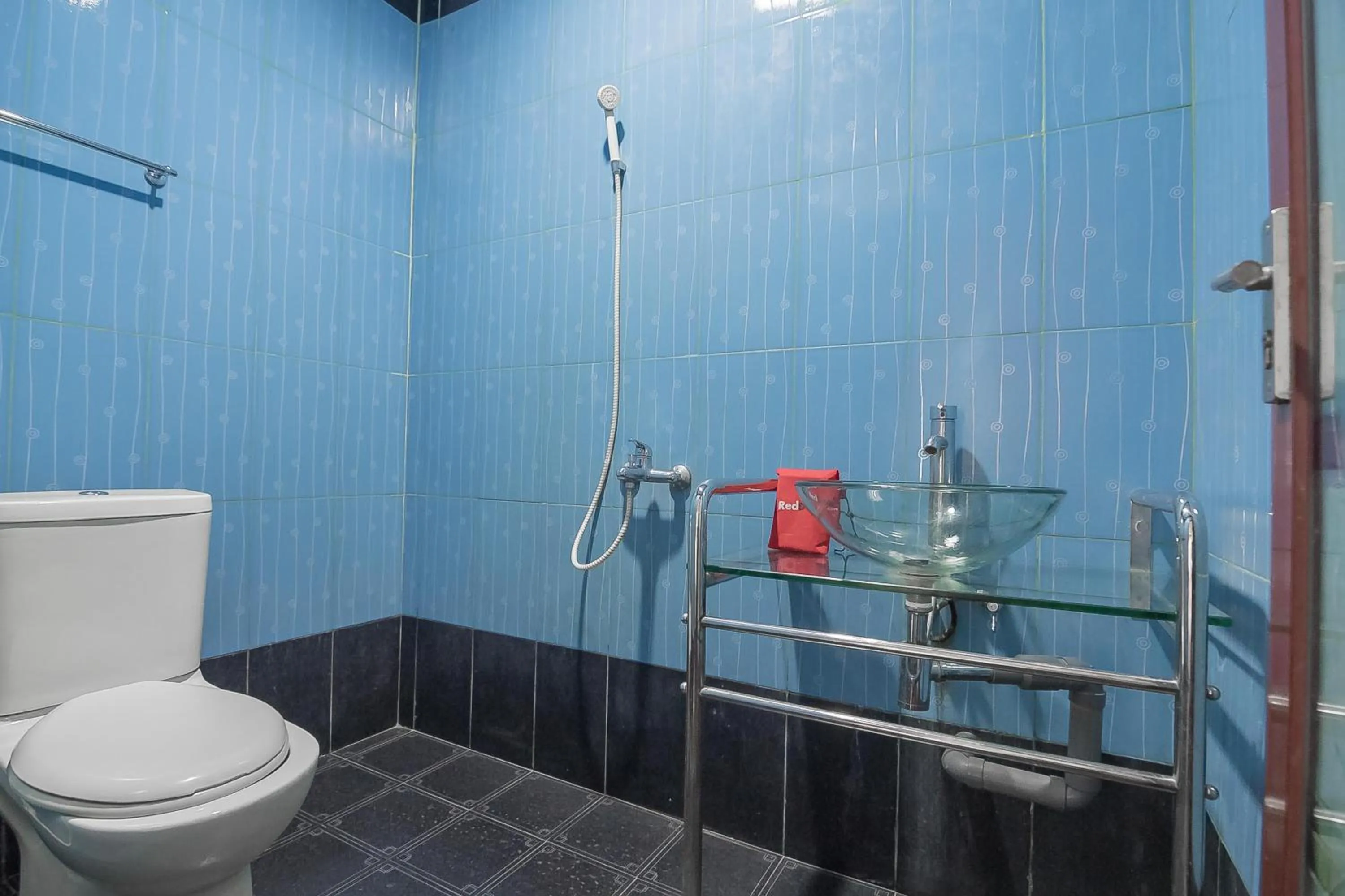 Bathroom in RedDoorz @ Batam Center 2