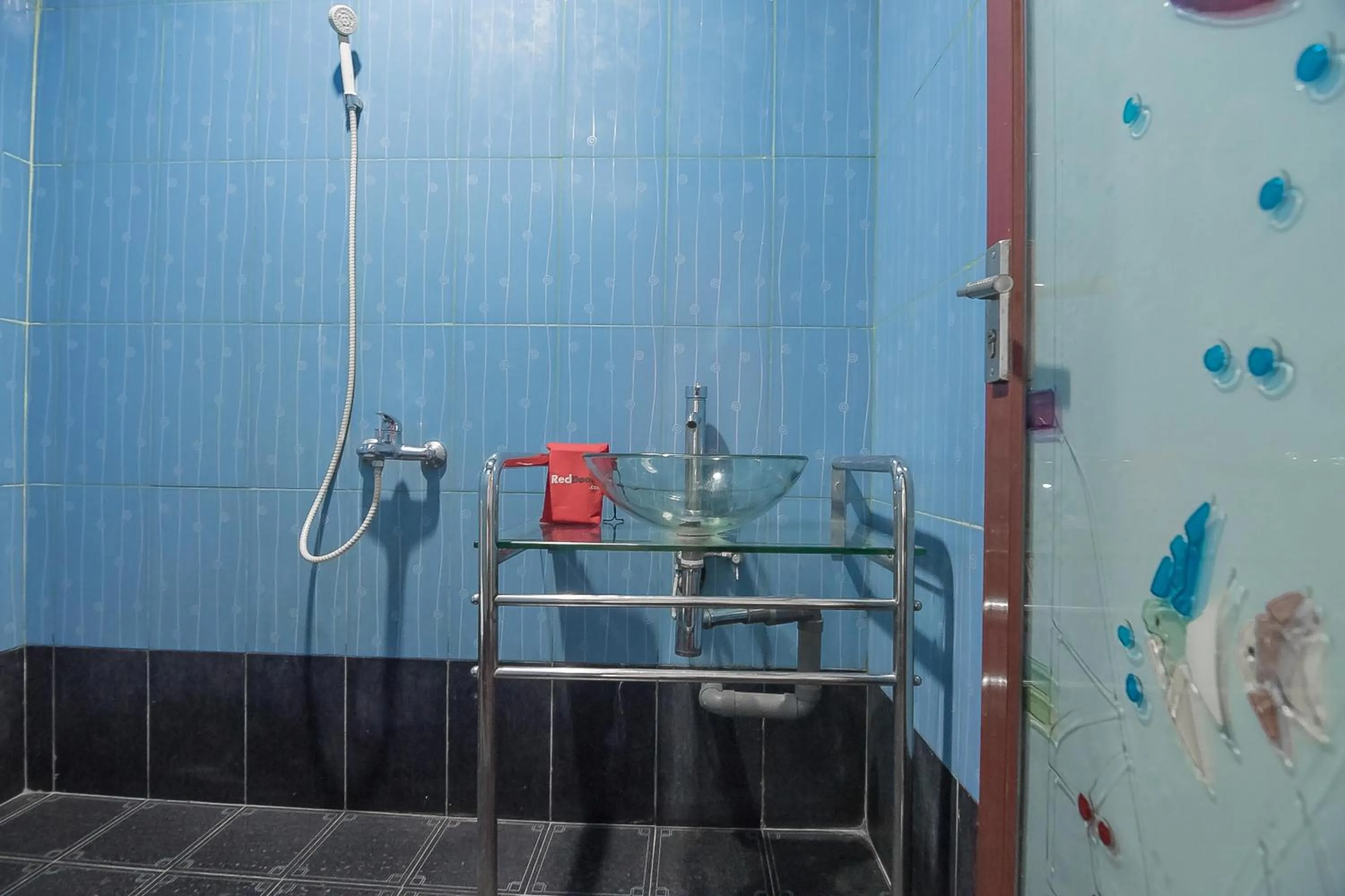 Bathroom in RedDoorz @ Batam Center 2