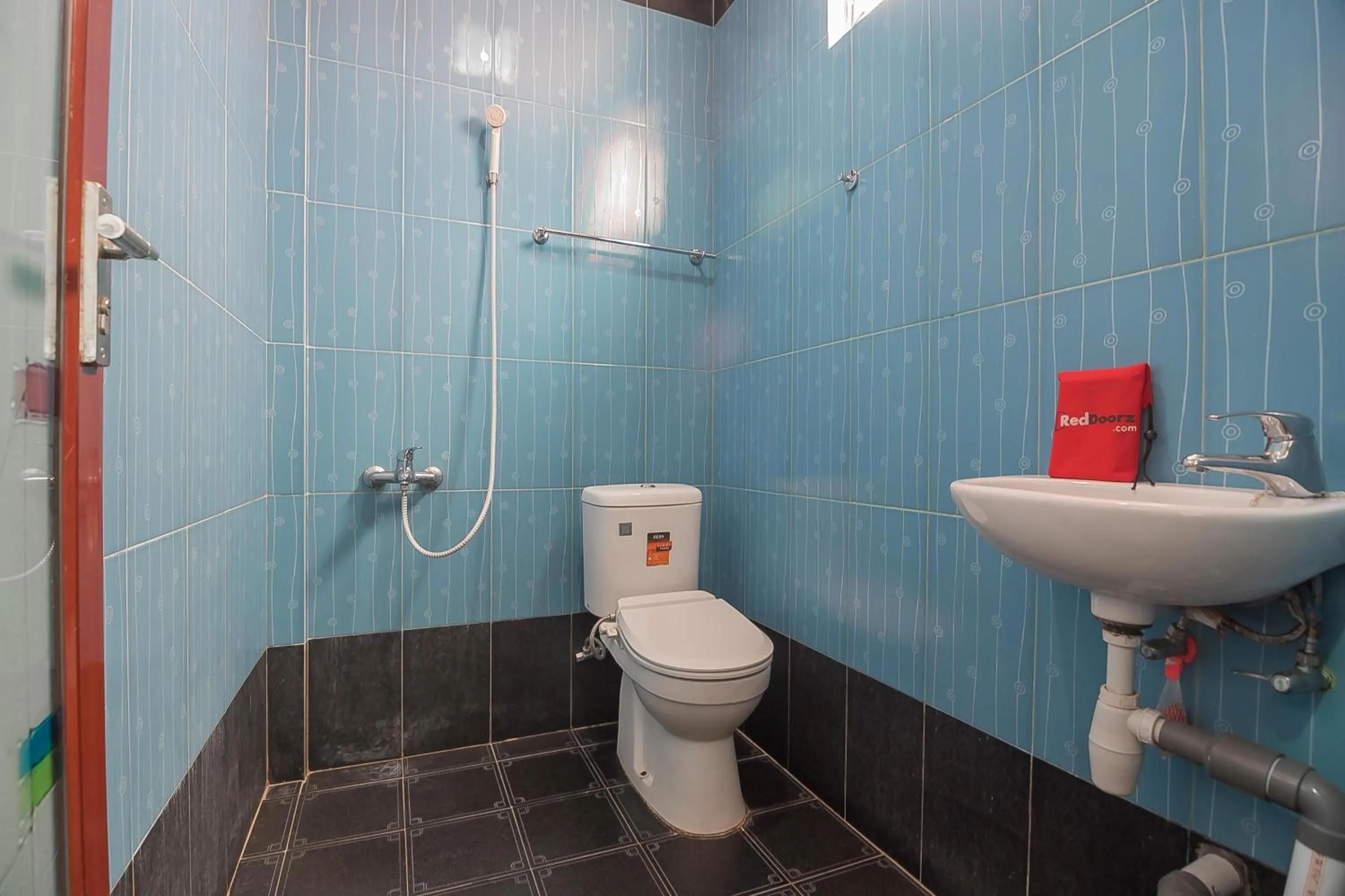 Bathroom in RedDoorz @ Batam Center 2