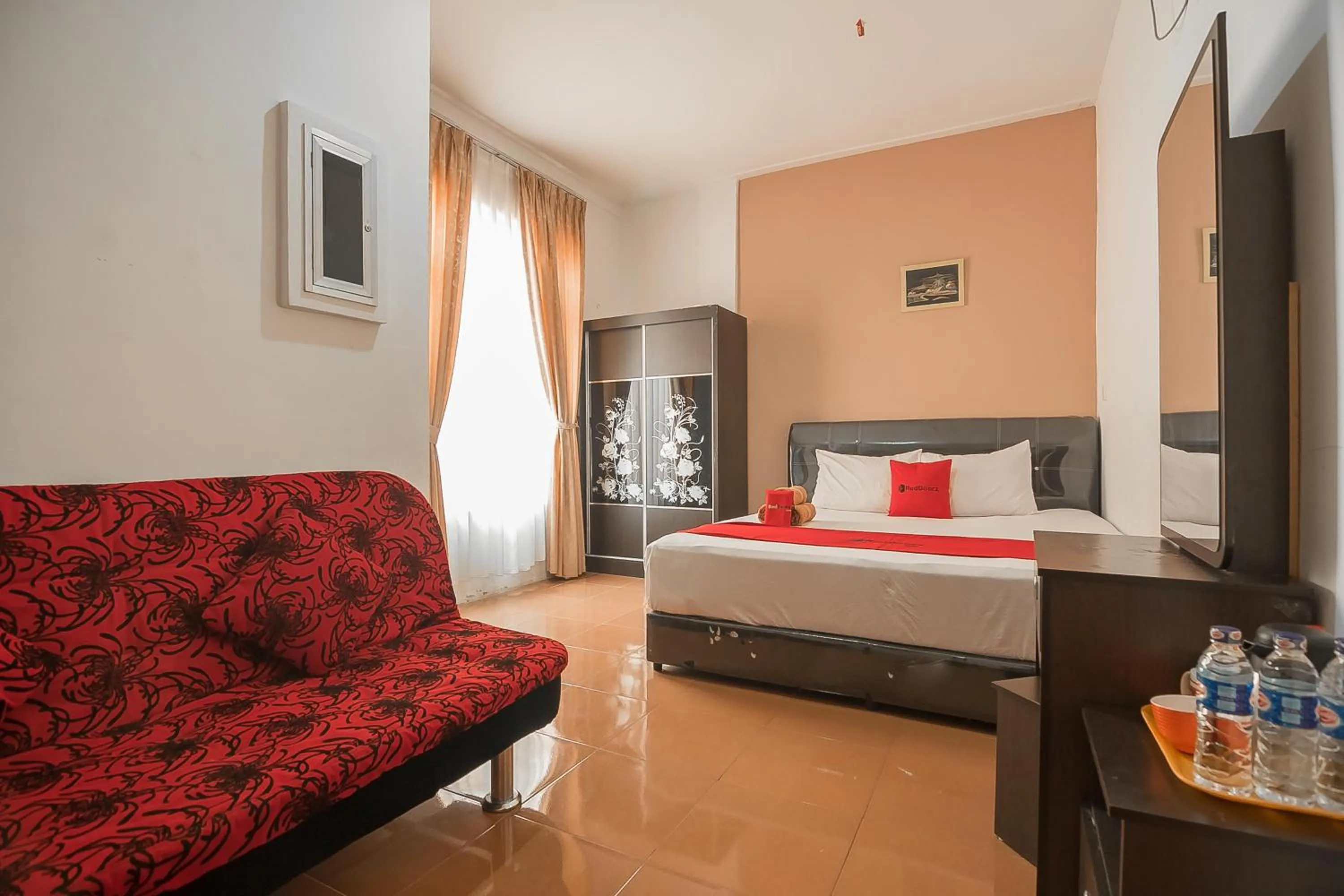 Living room, Bed in RedDoorz @ Batam Center 2