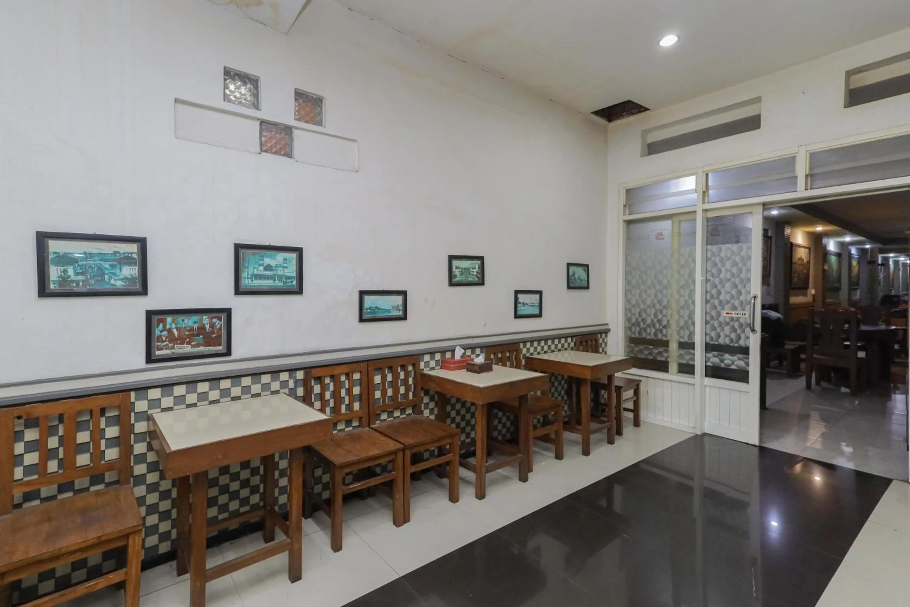 Restaurant/places to eat in RedDoorz near Stasiun Malang Kota Lama 2